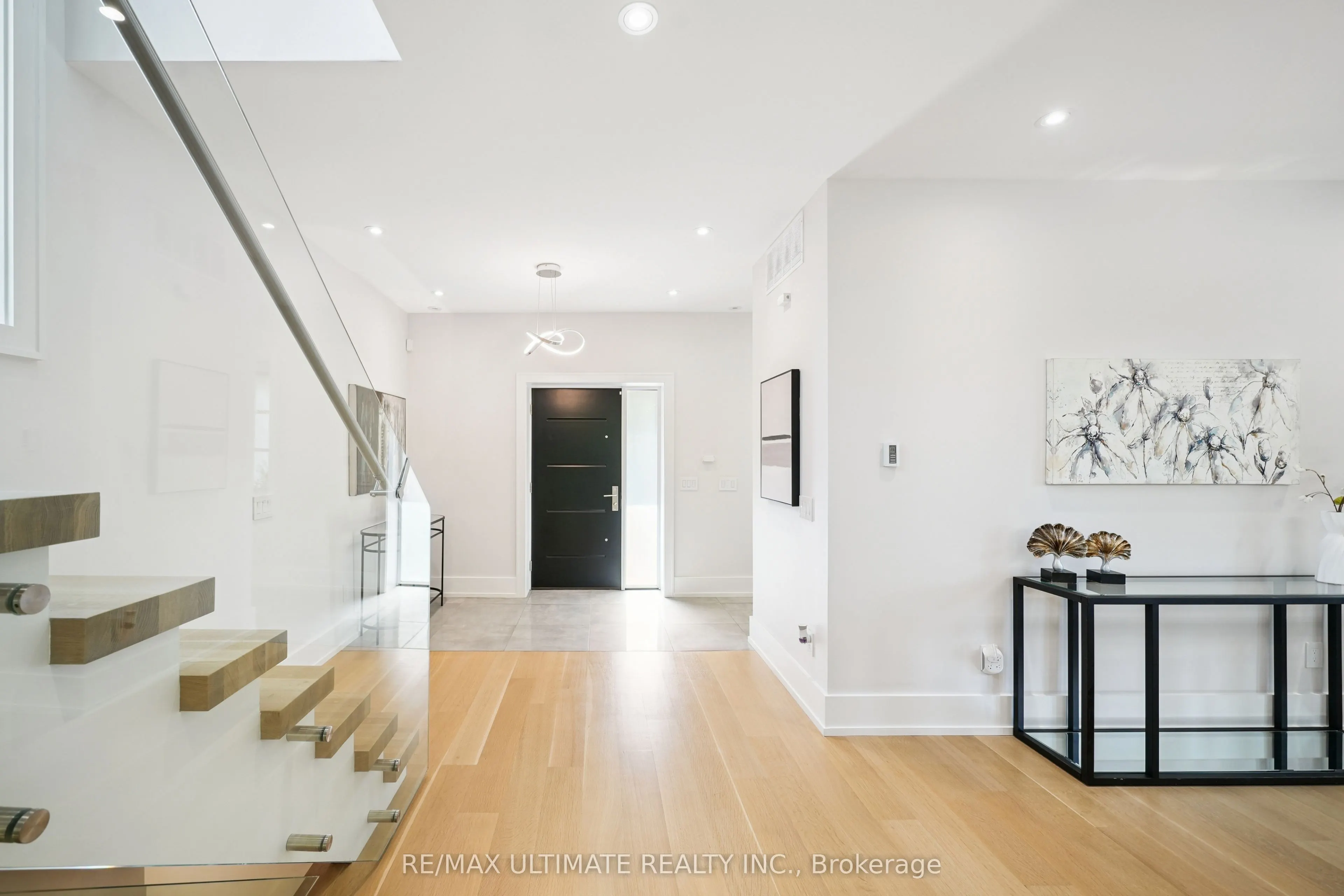 212 Queenslea Avenue
