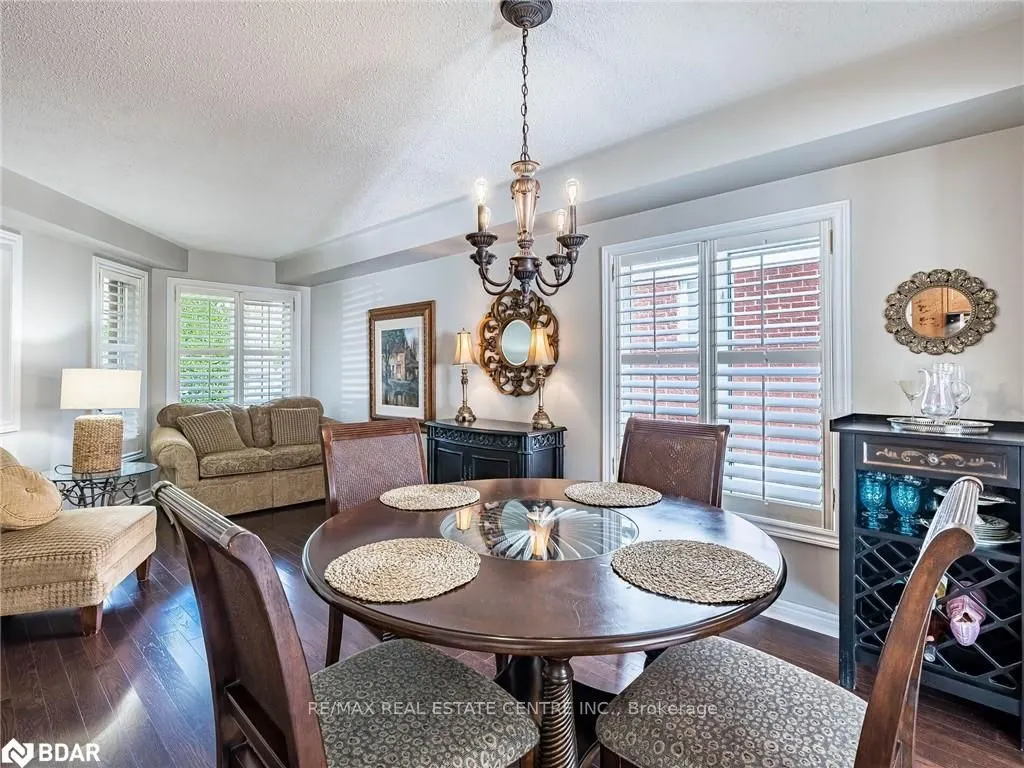 137 Mowat Crescent