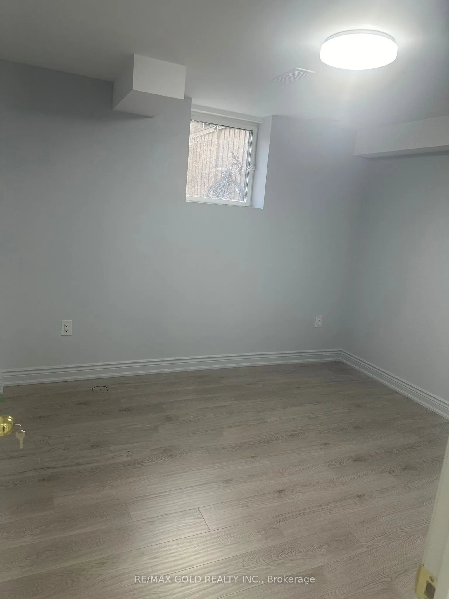 5349 Tenth Line W, #Basement