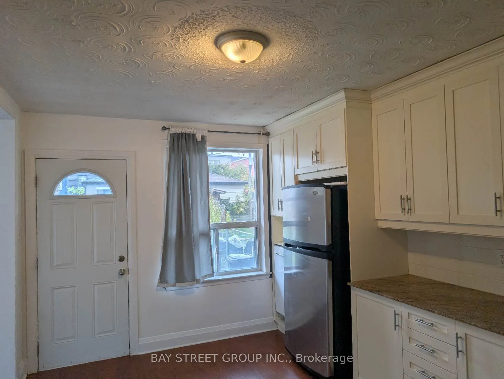 209 Silverthorn Avenue N