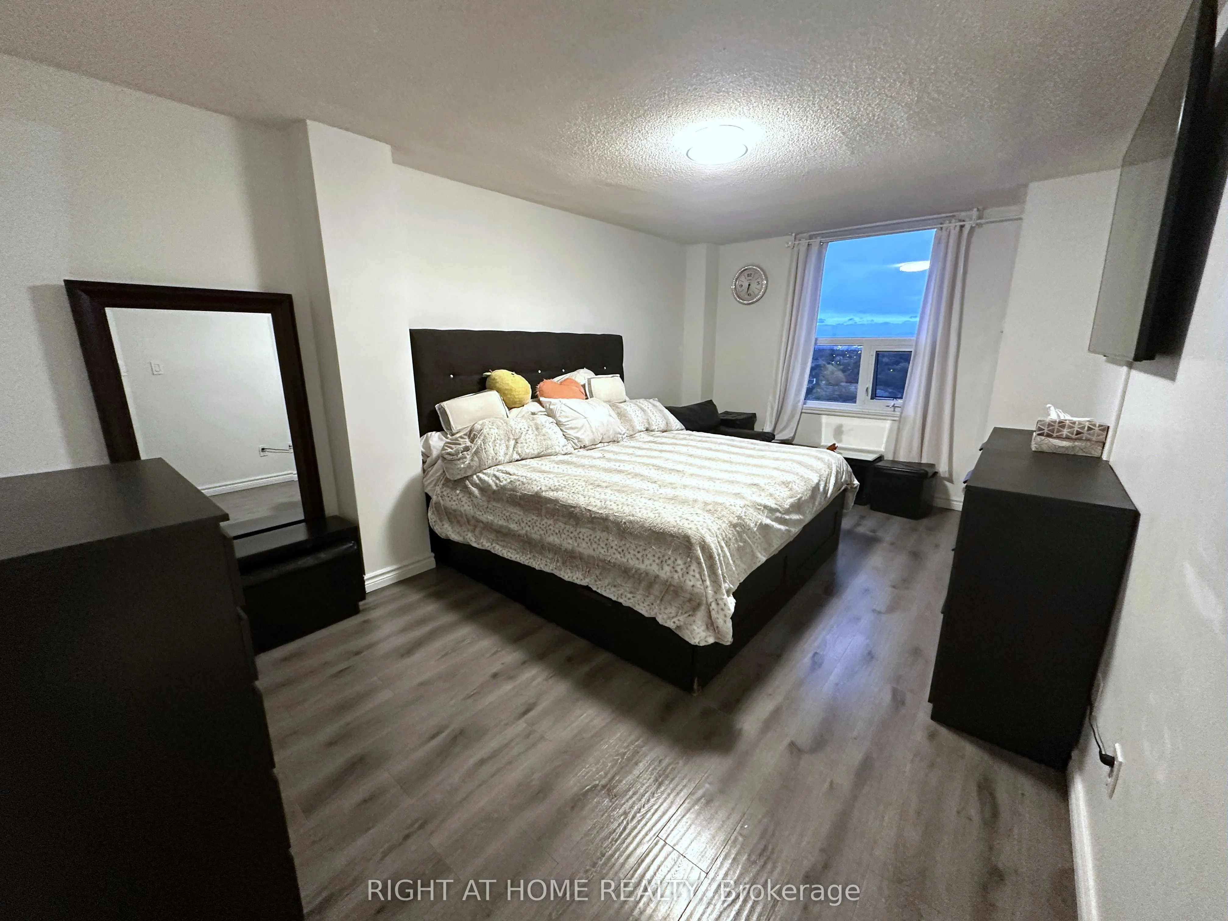 714 The West Mall W, #1902