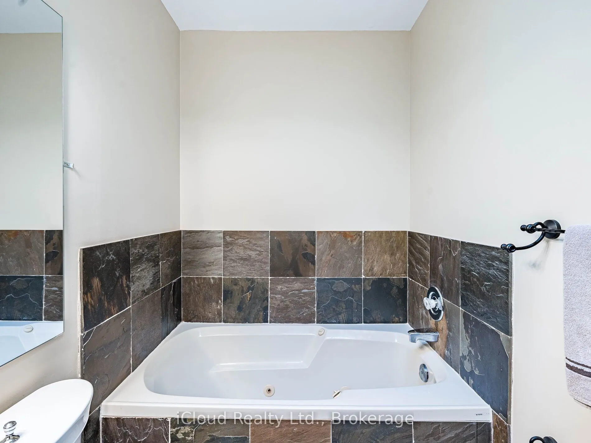 1100 Queens Avenue, #16