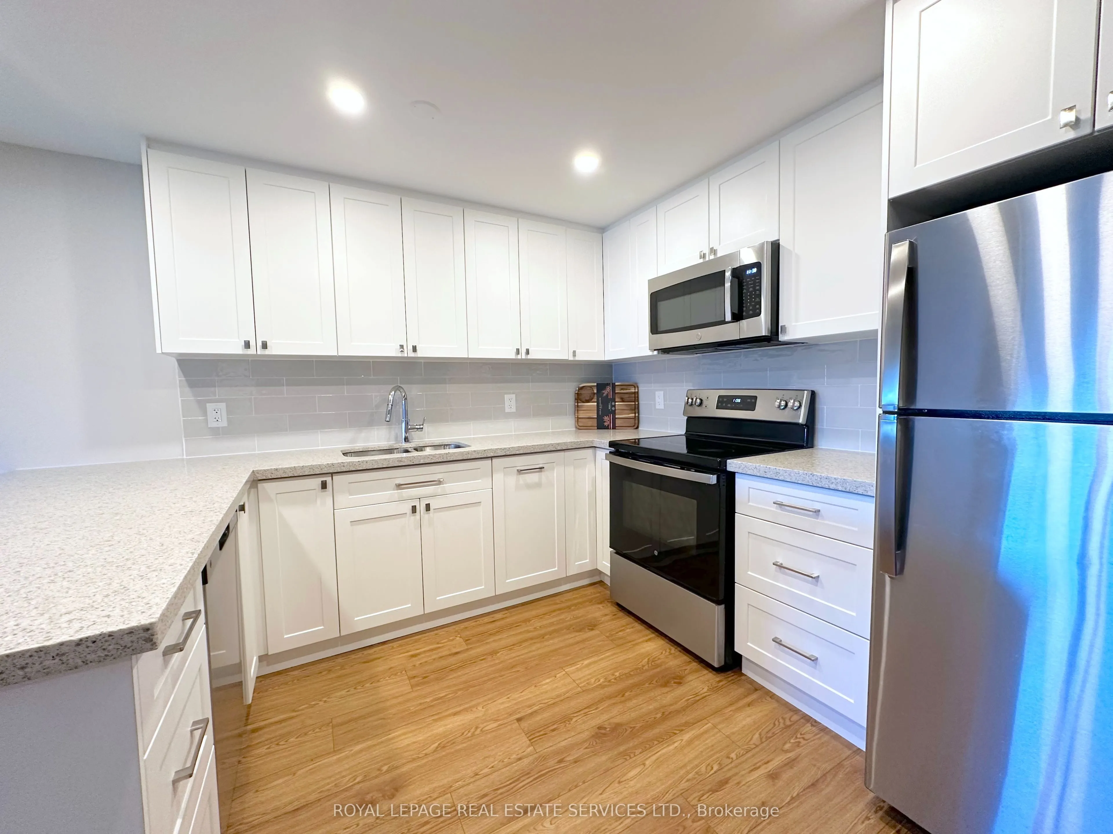 165 La Rose Avenue, #811