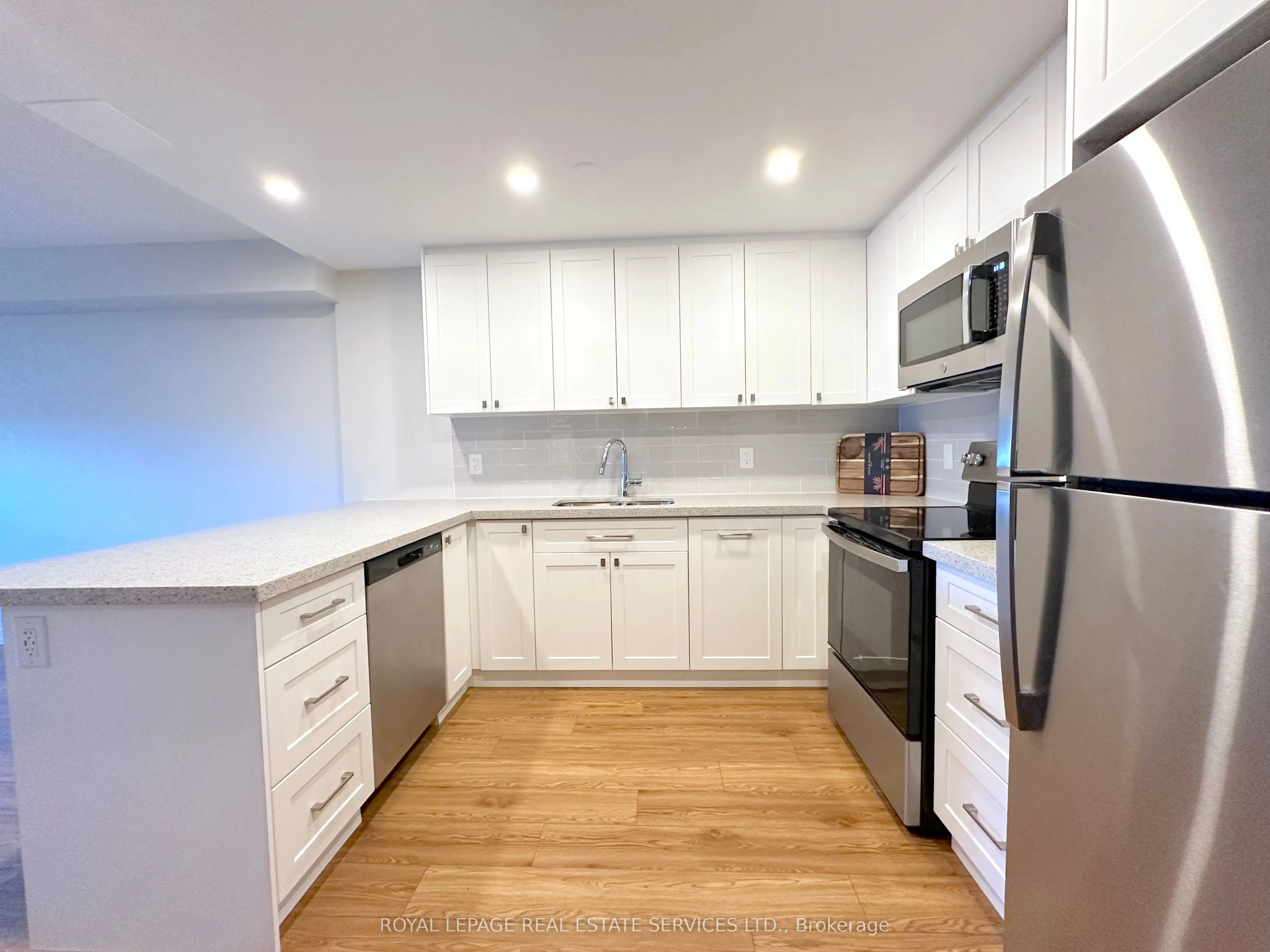 165 La Rose Avenue, #811