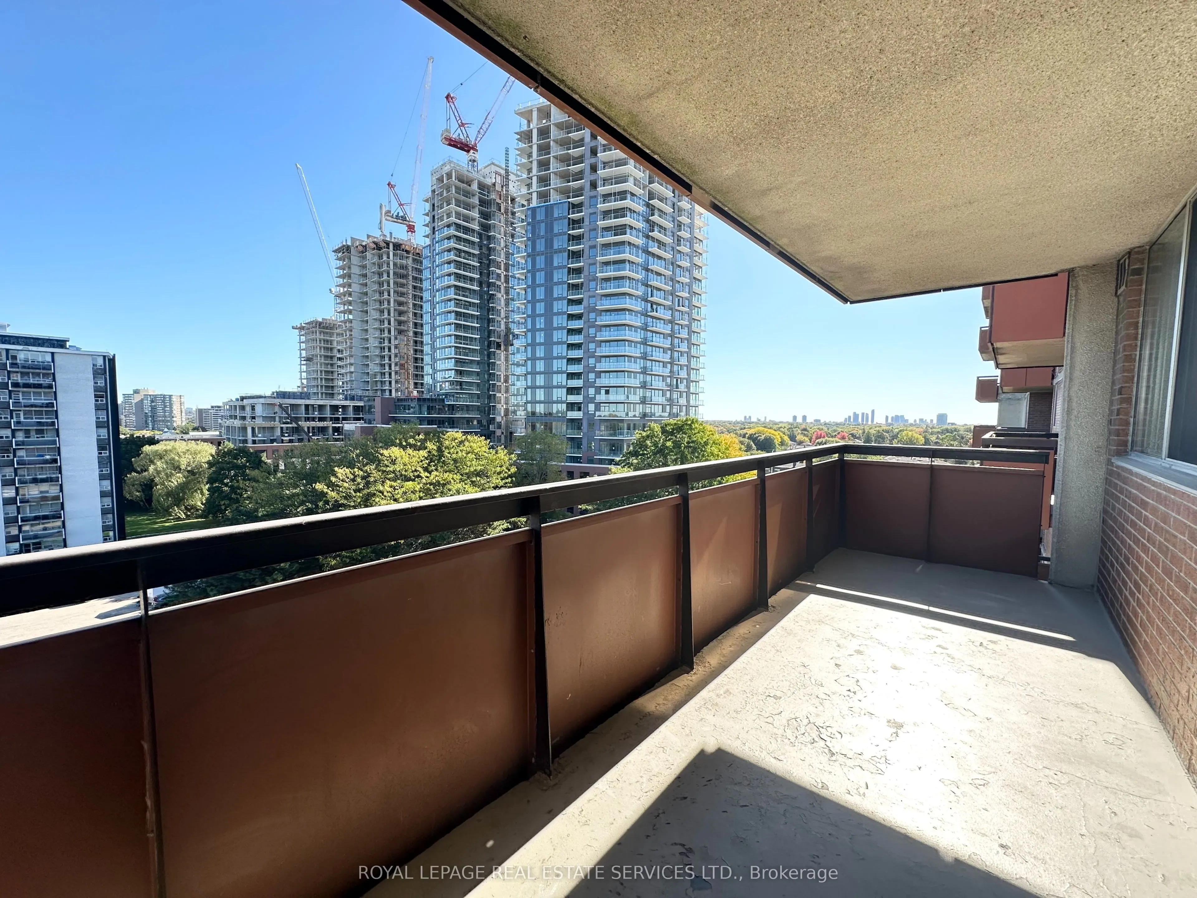 165 La Rose Avenue, #811
