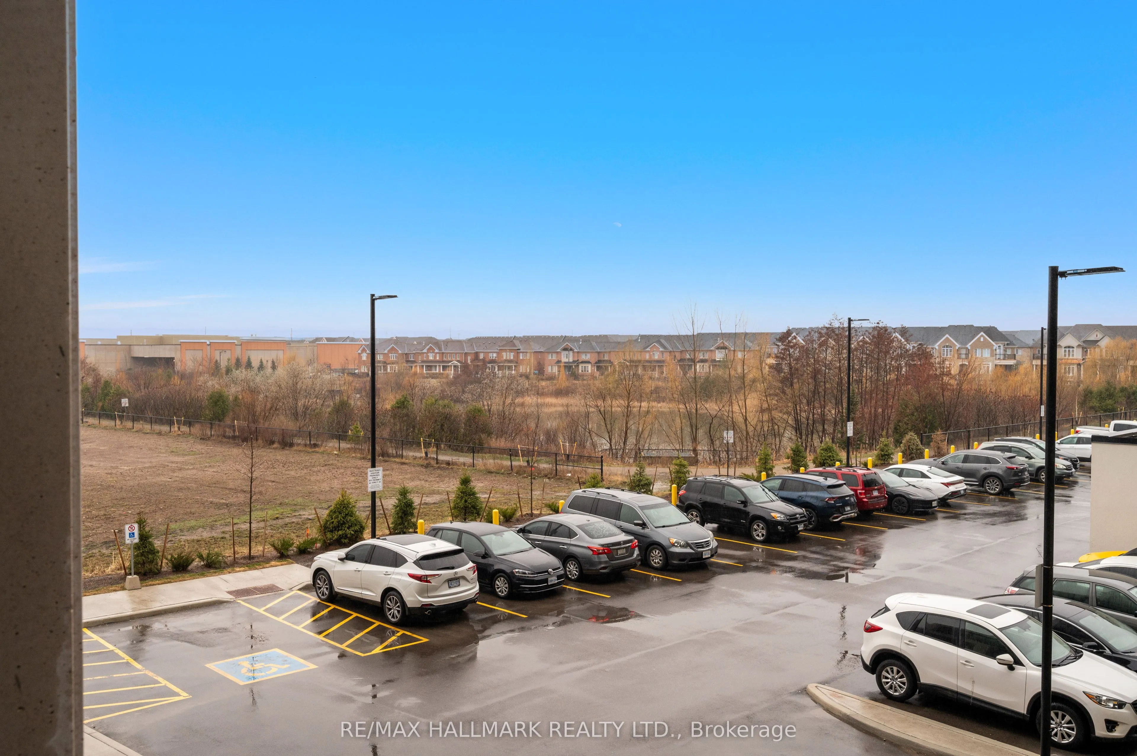 405 dundas Street W, #239