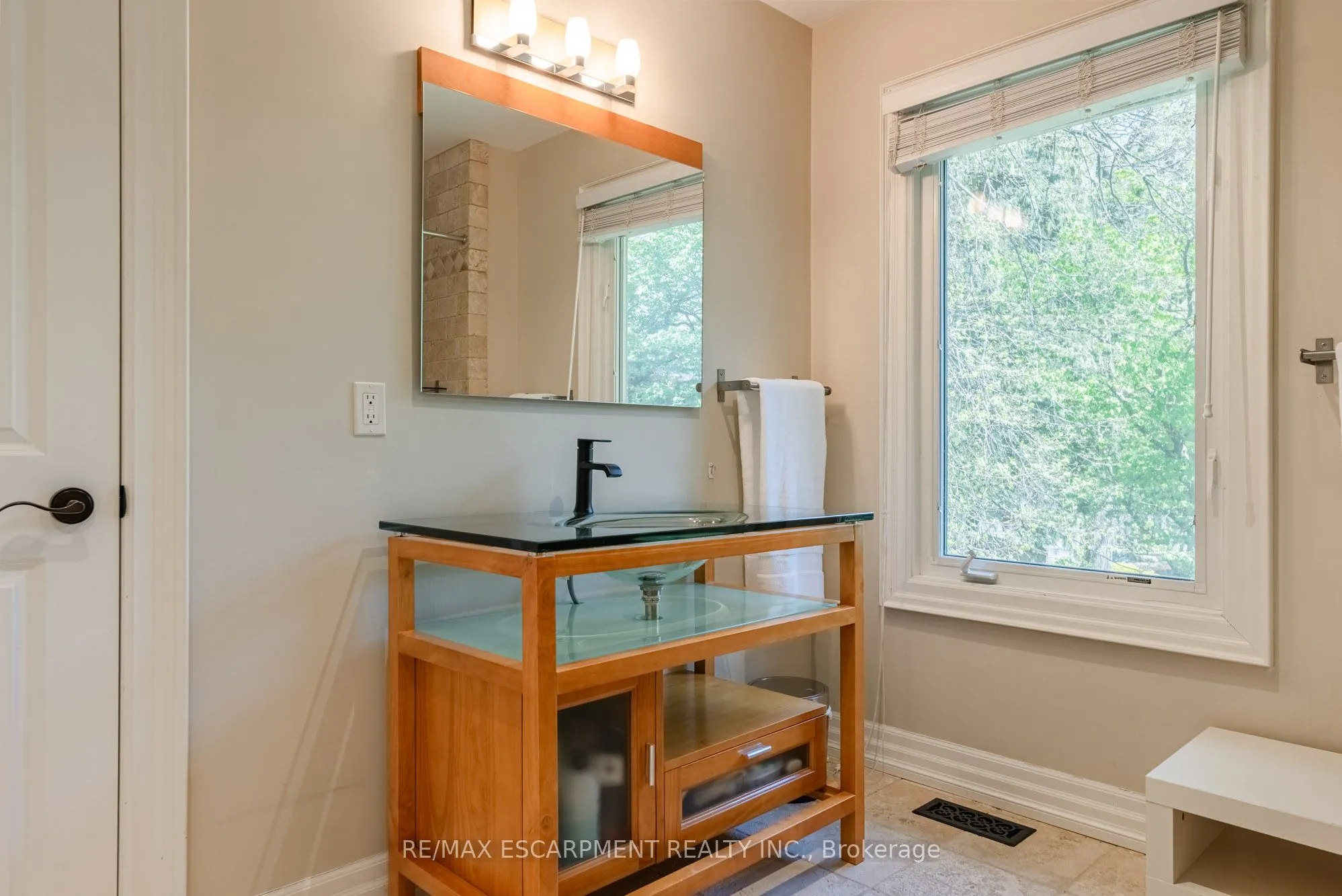1034 Lakeshore Road W