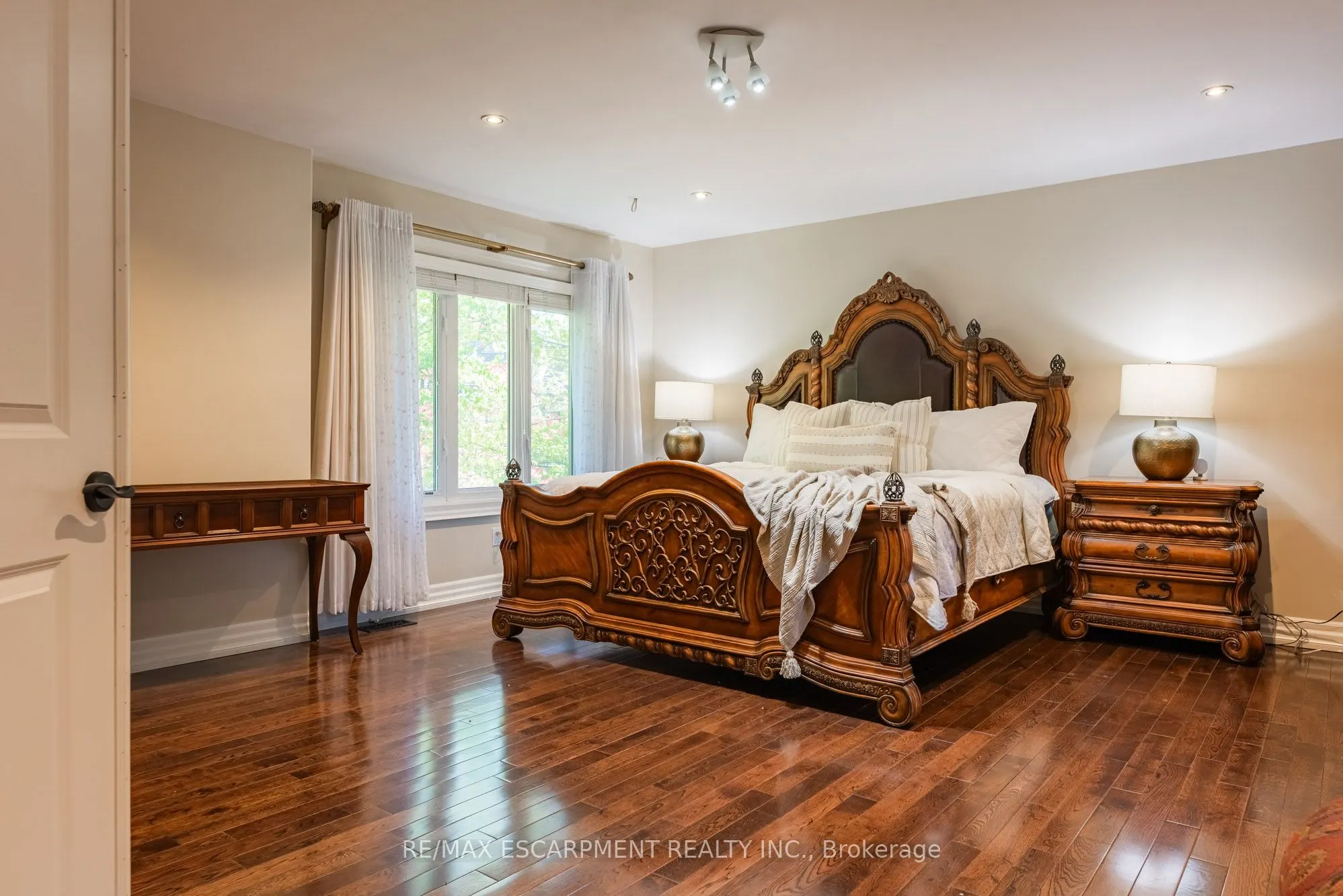 1034 Lakeshore Road W