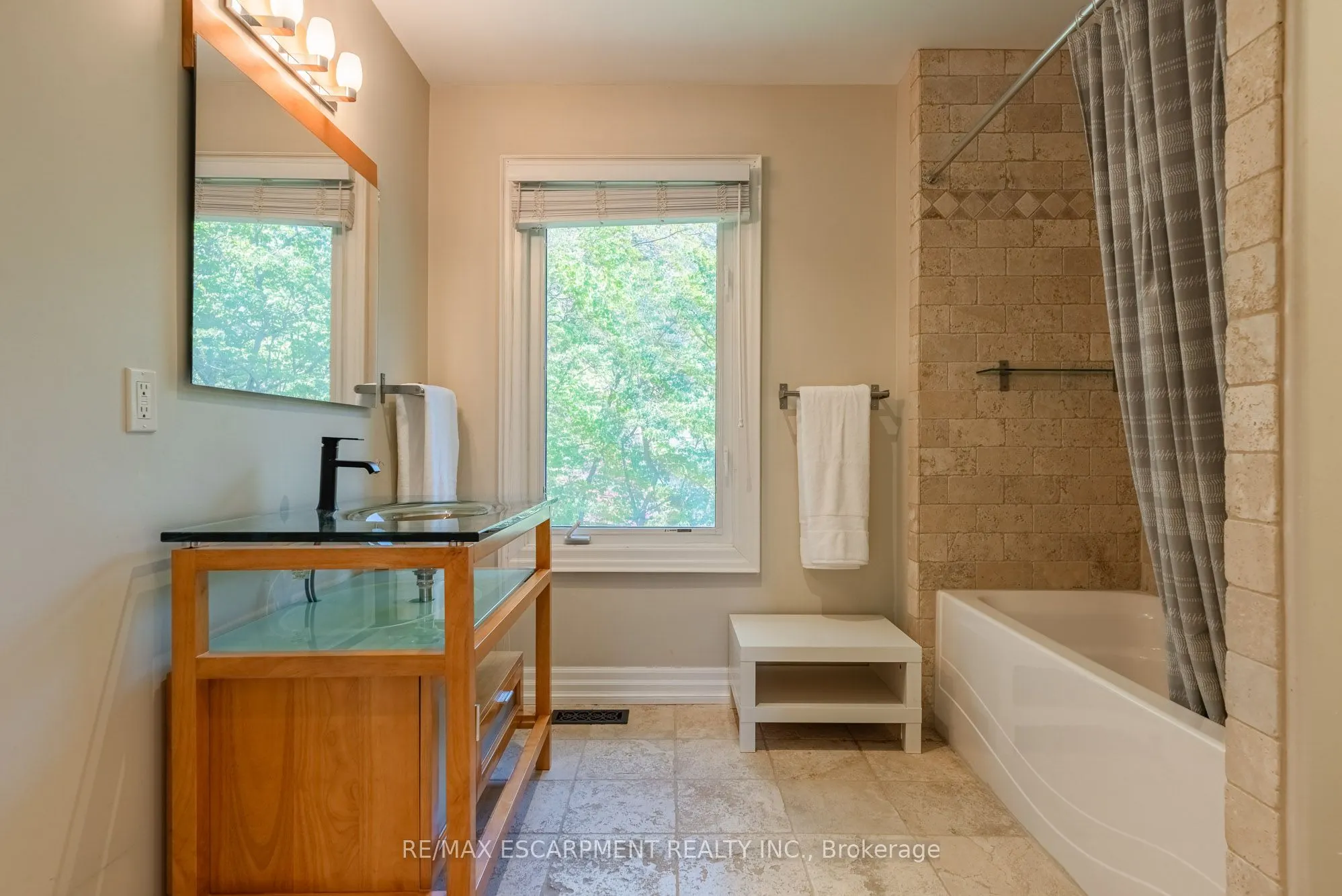 1034 Lakeshore Road W