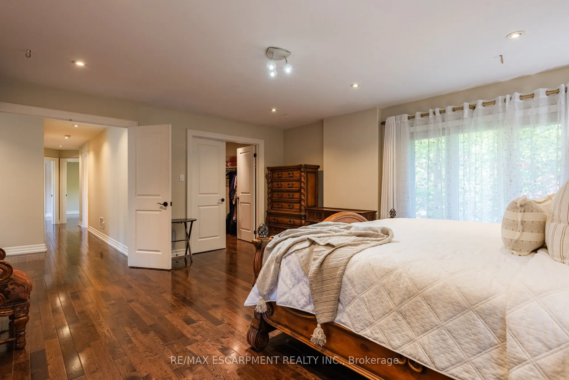 1034 Lakeshore Road W