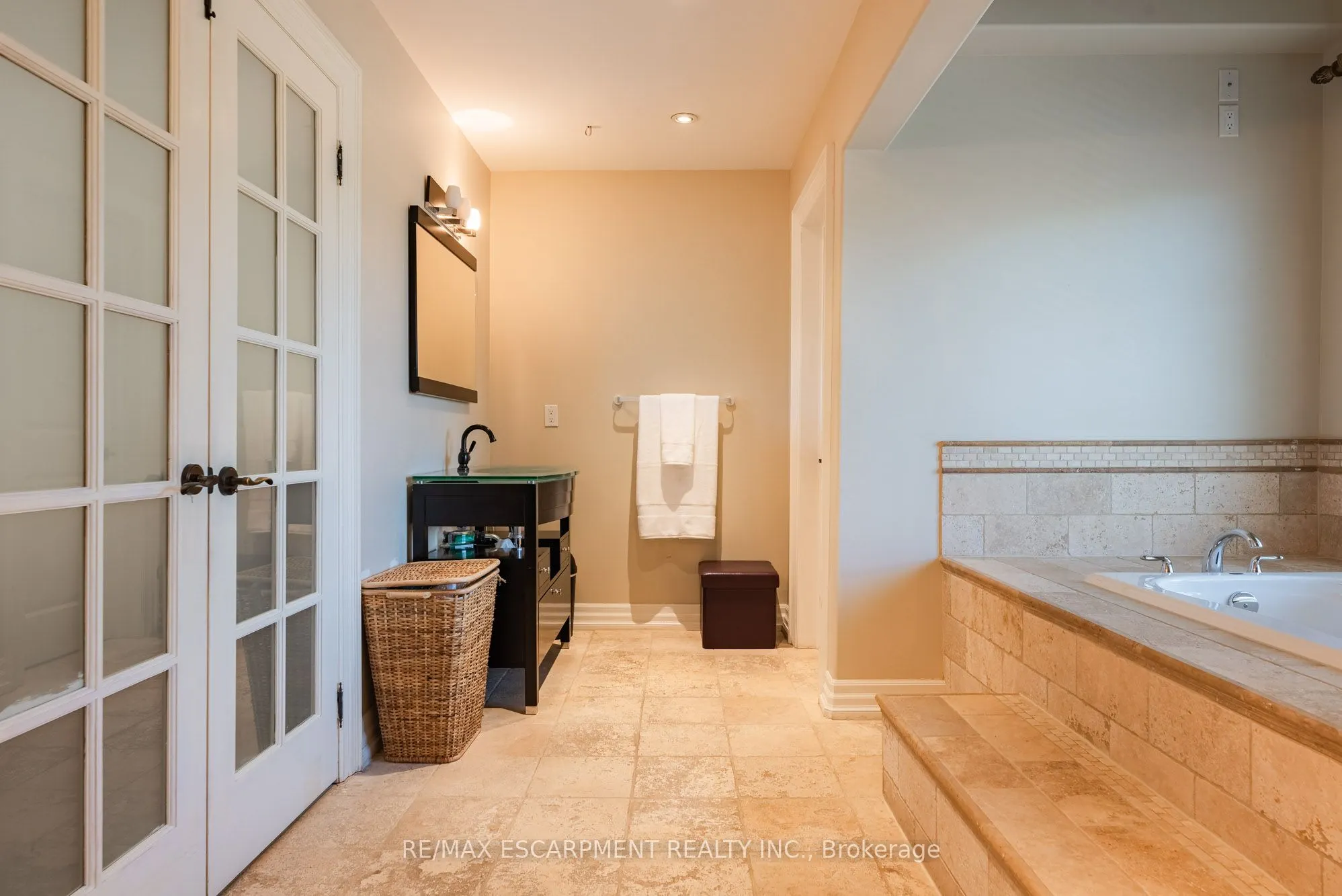 1034 Lakeshore Road W
