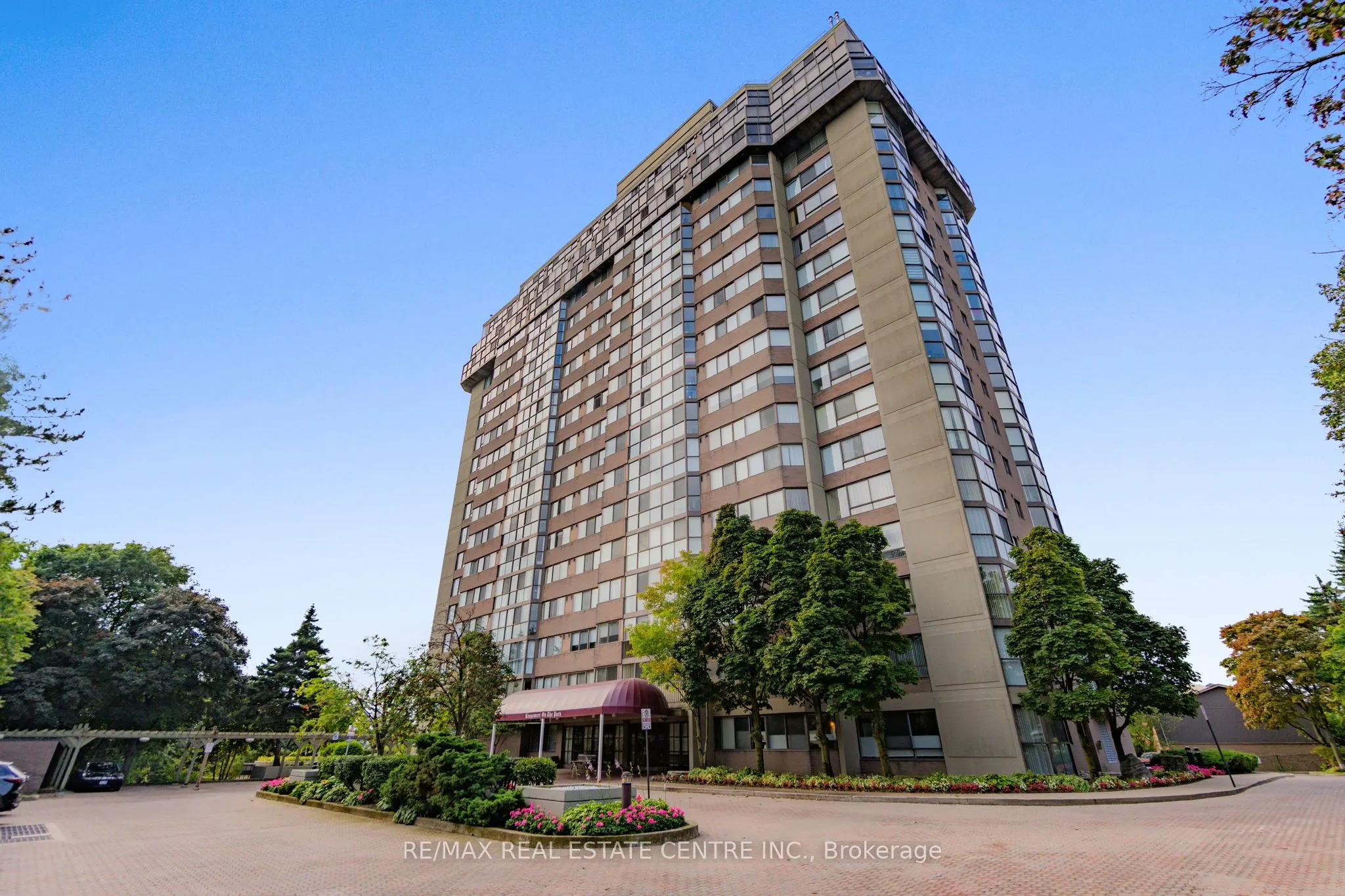 880 Dundas Street W, #502