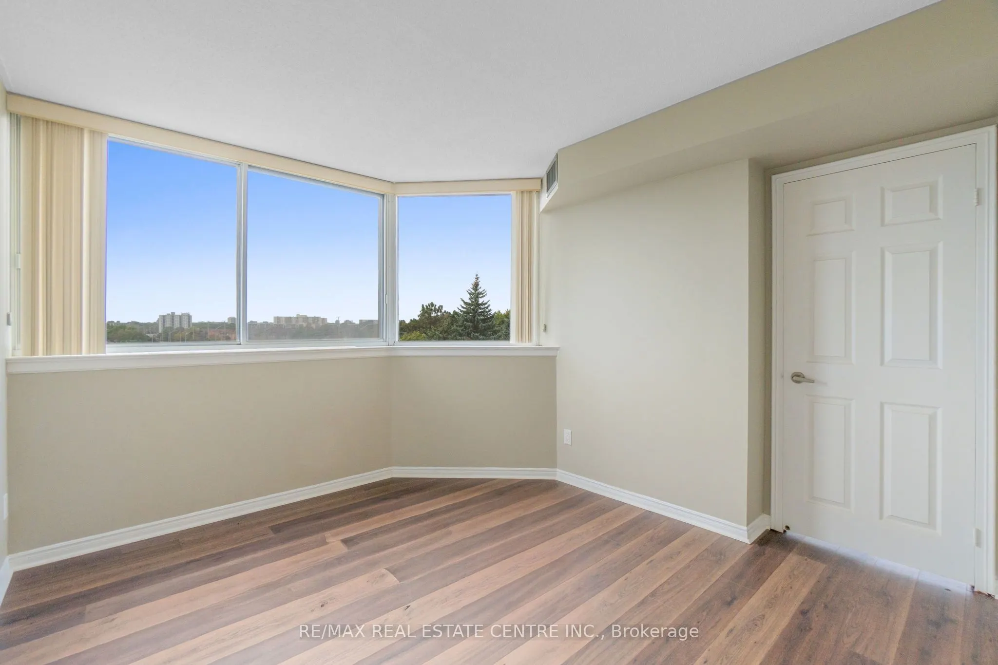 880 Dundas Street W, #502