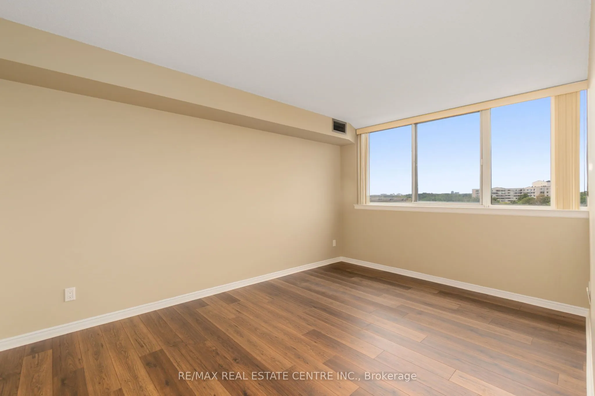 880 Dundas Street W, #502