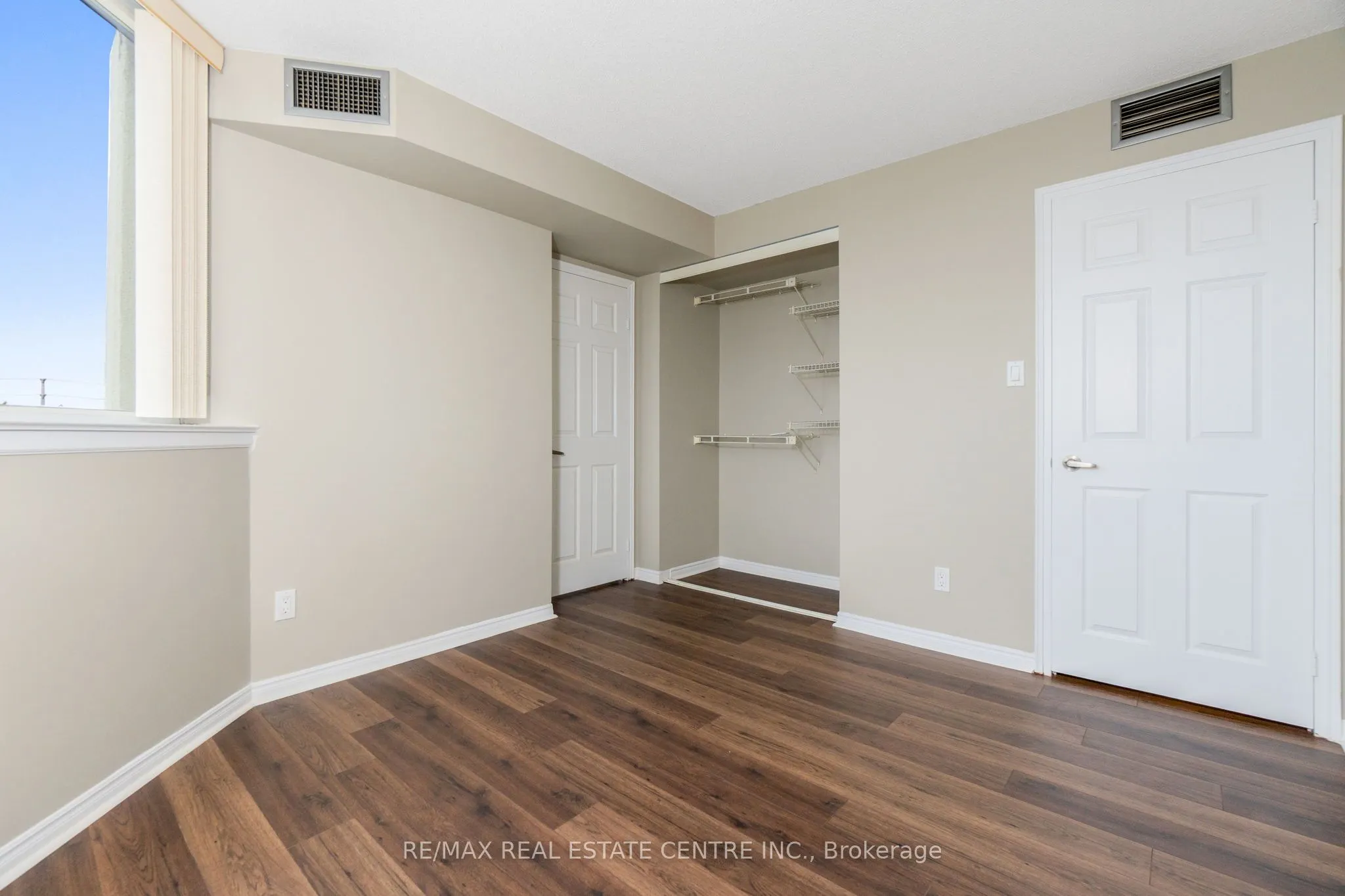 880 Dundas Street W, #502