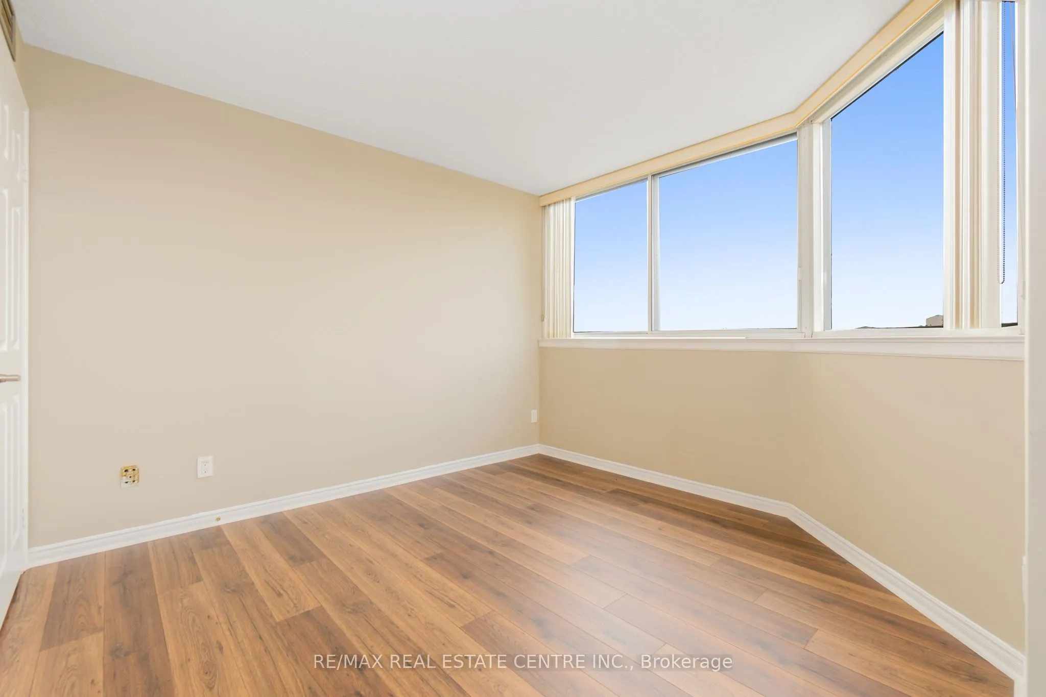880 Dundas Street W, #502