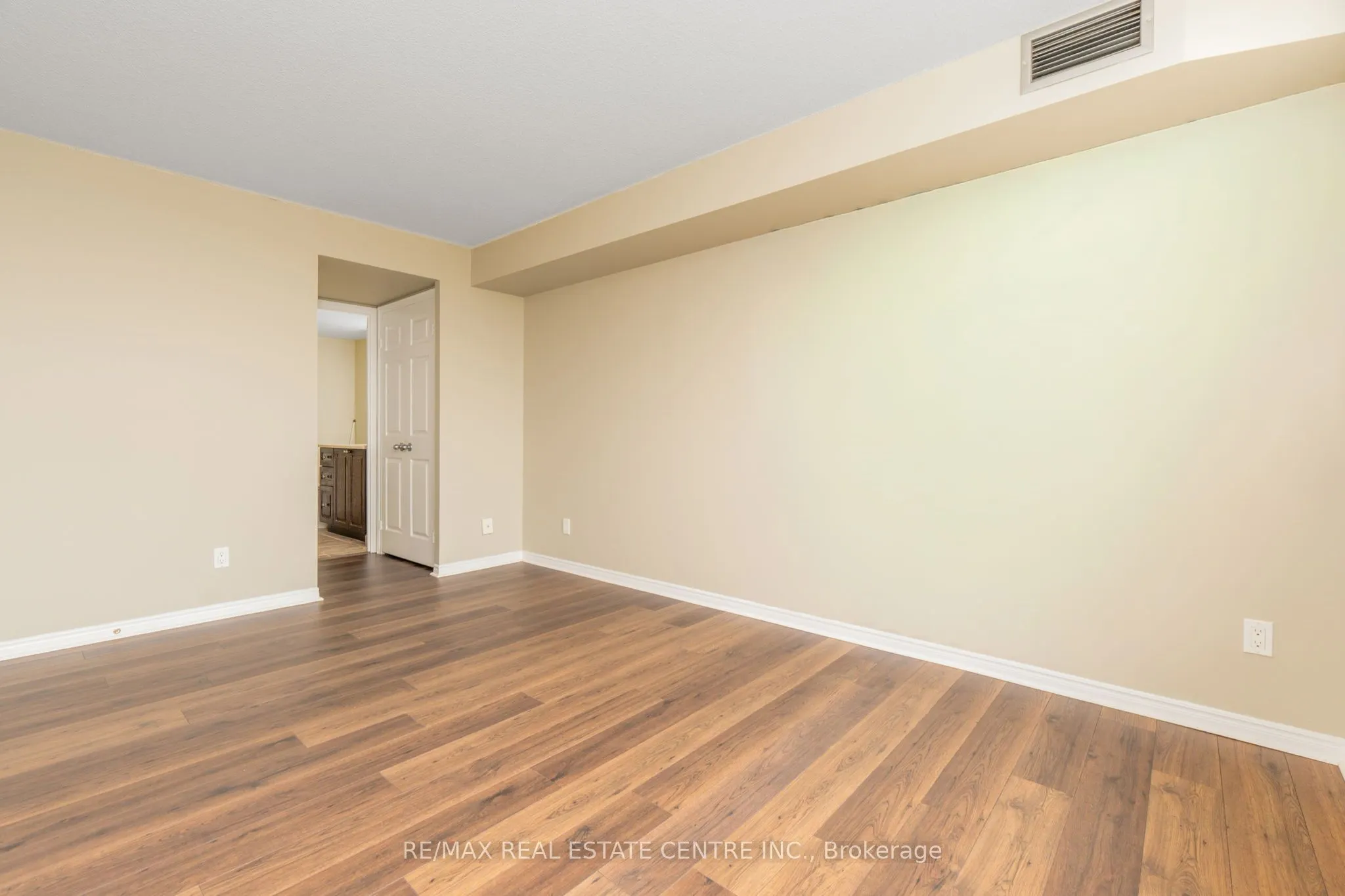 880 Dundas Street W, #502