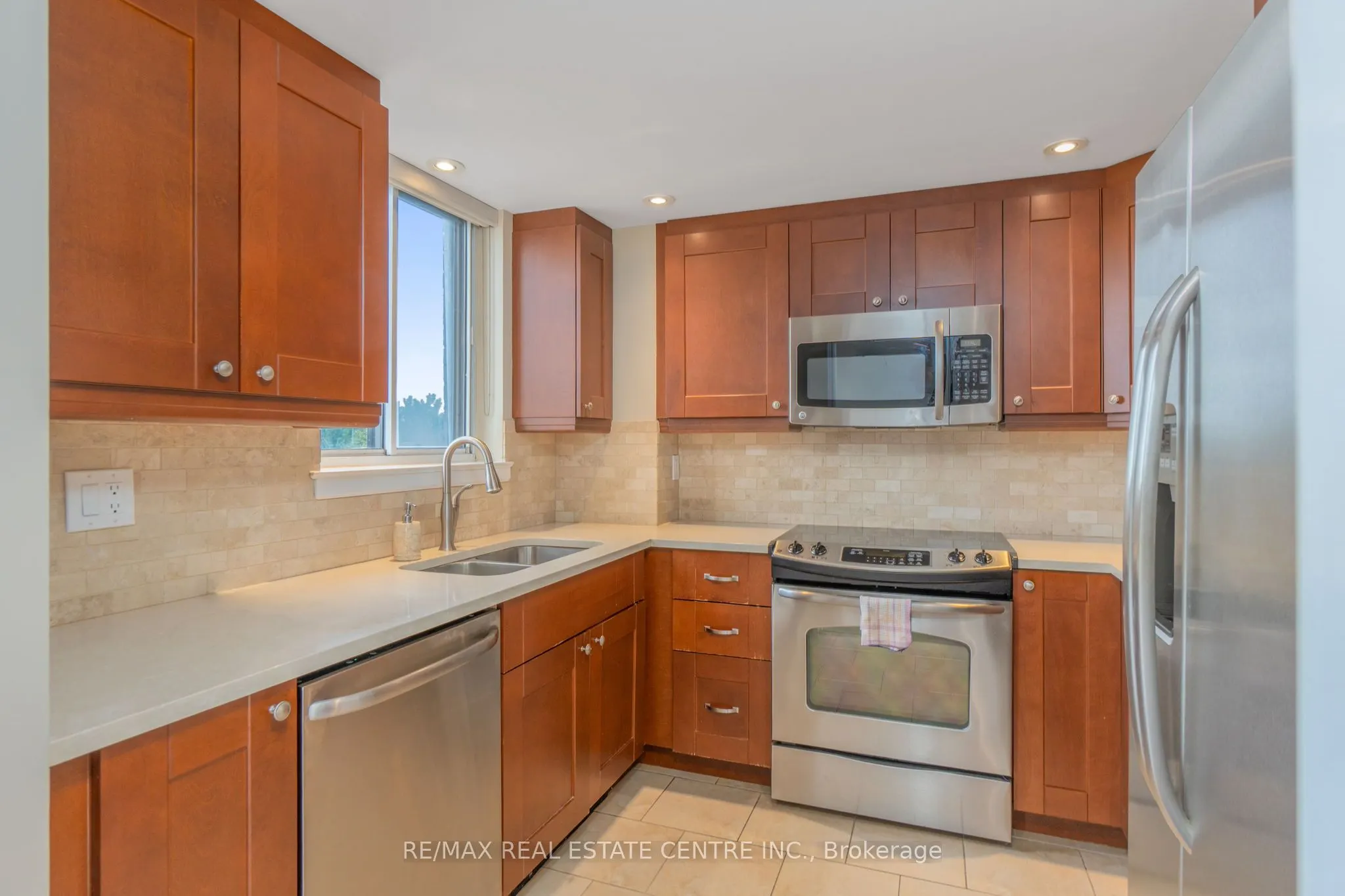 880 Dundas Street W, #502