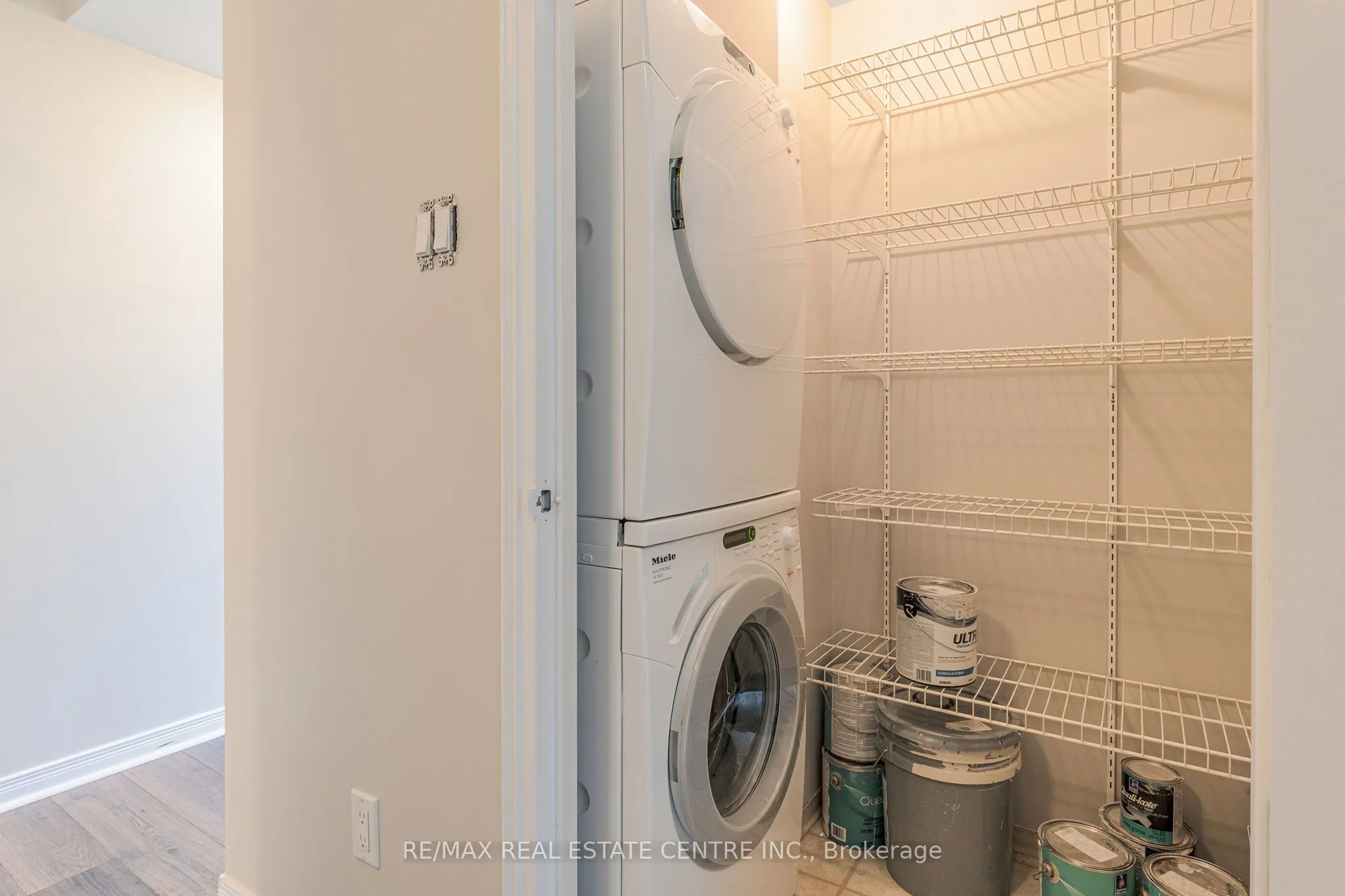 880 Dundas Street W, #502