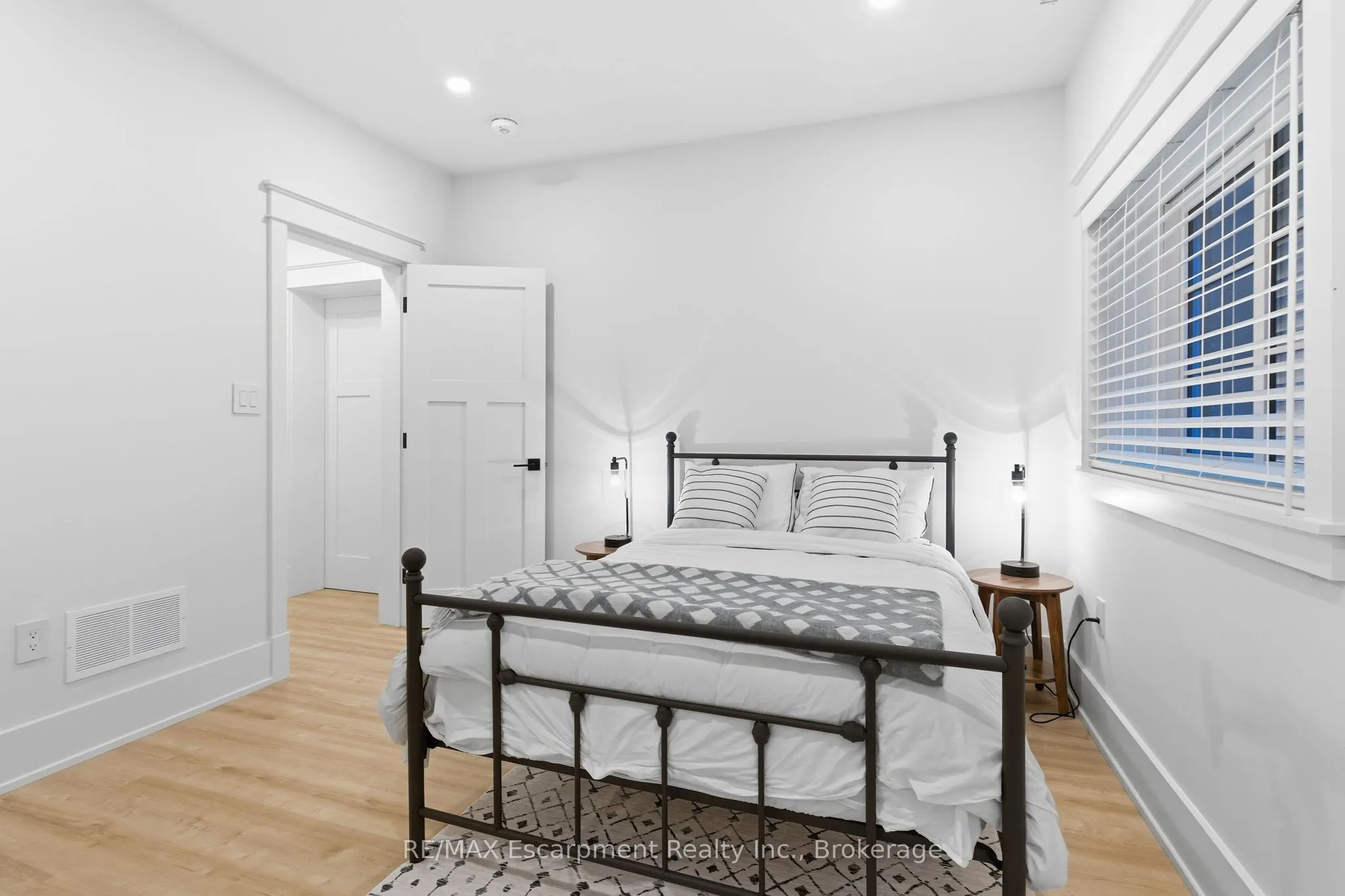 1110 Lakeshore Road W