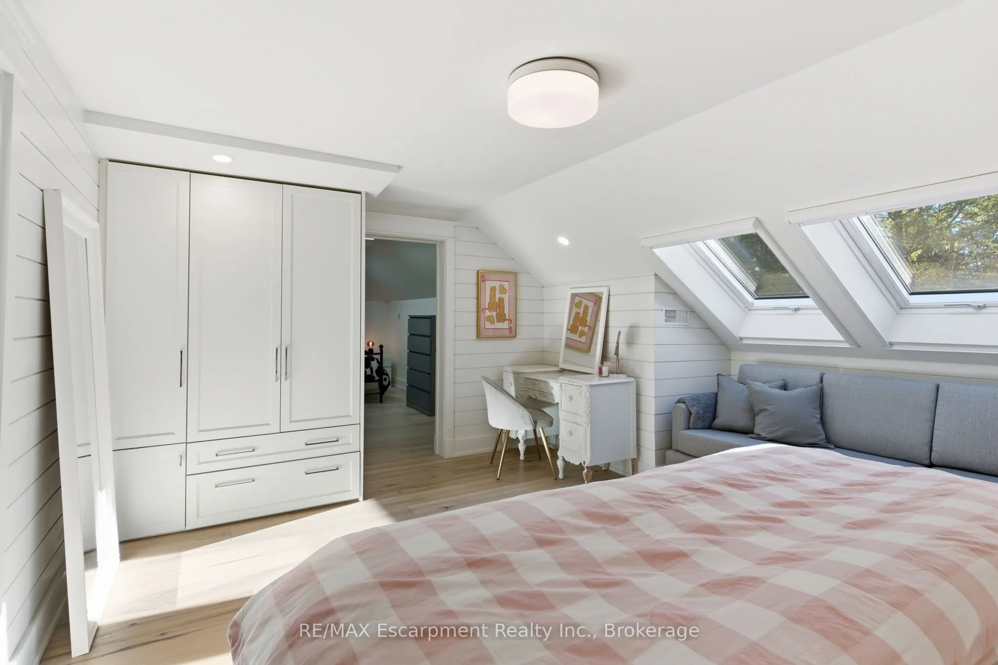 1110 Lakeshore Road W