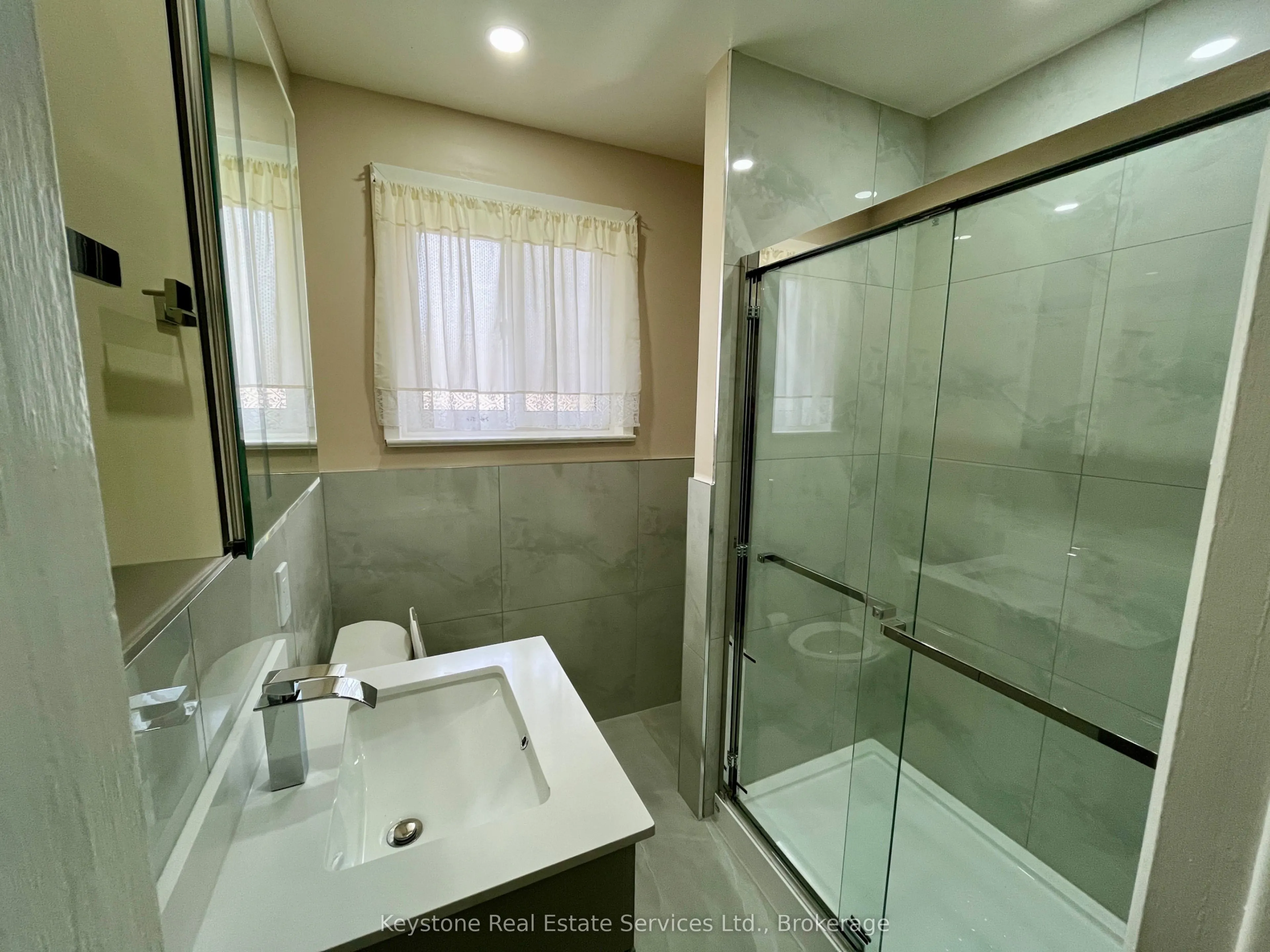 426 Seabourne Drive S, #Main Floor