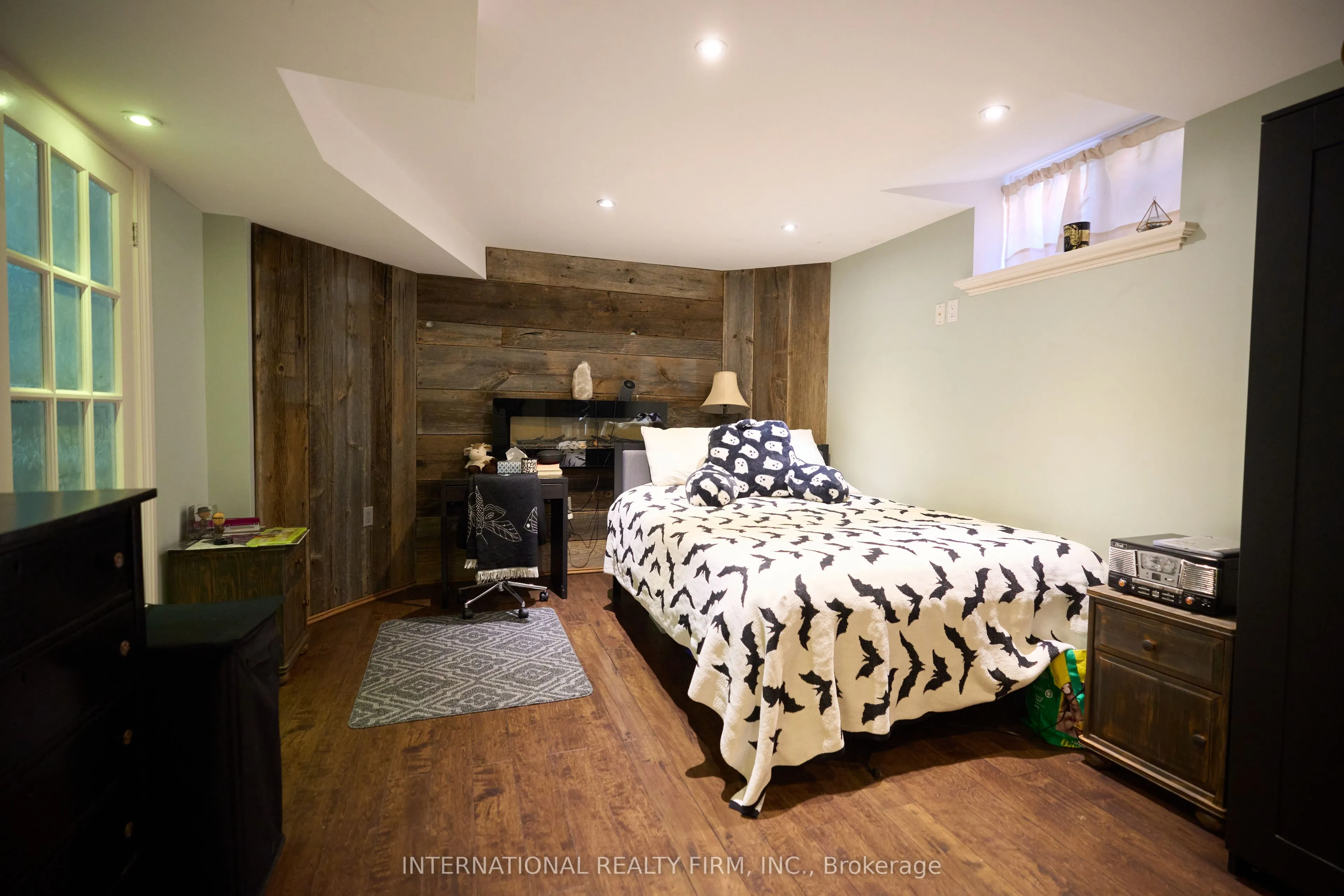 1493 Warbler Road