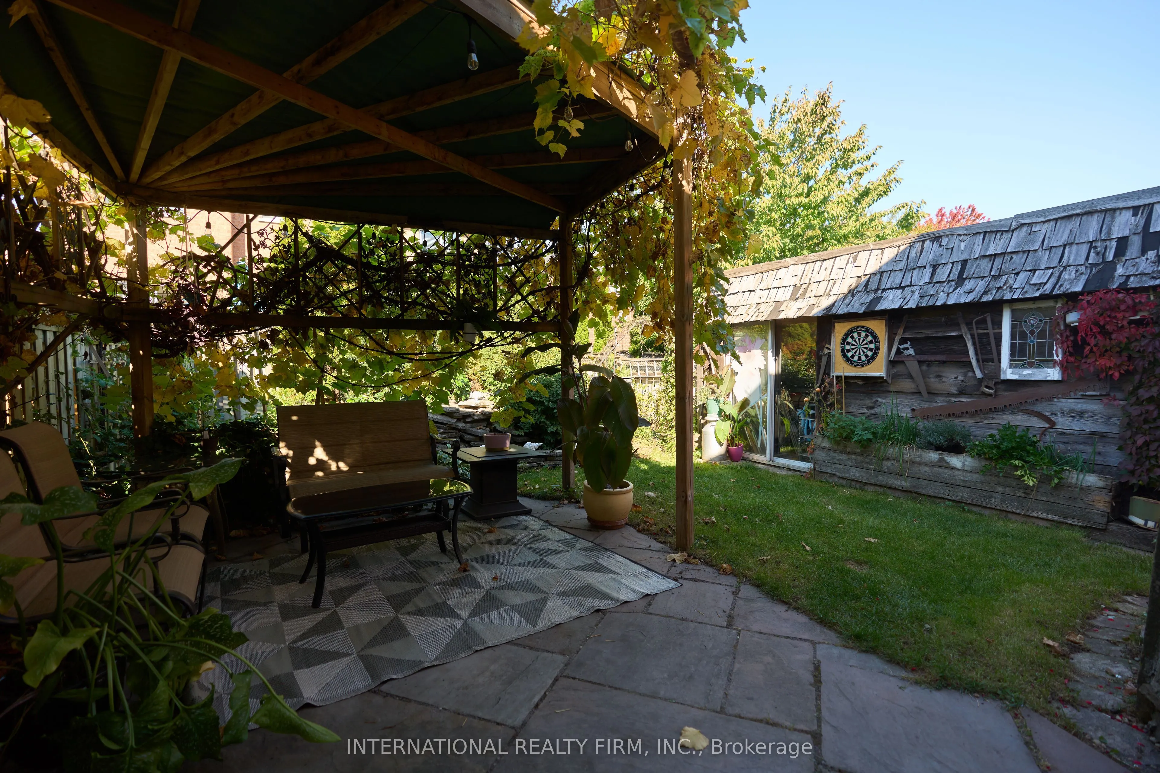 1493 Warbler Road