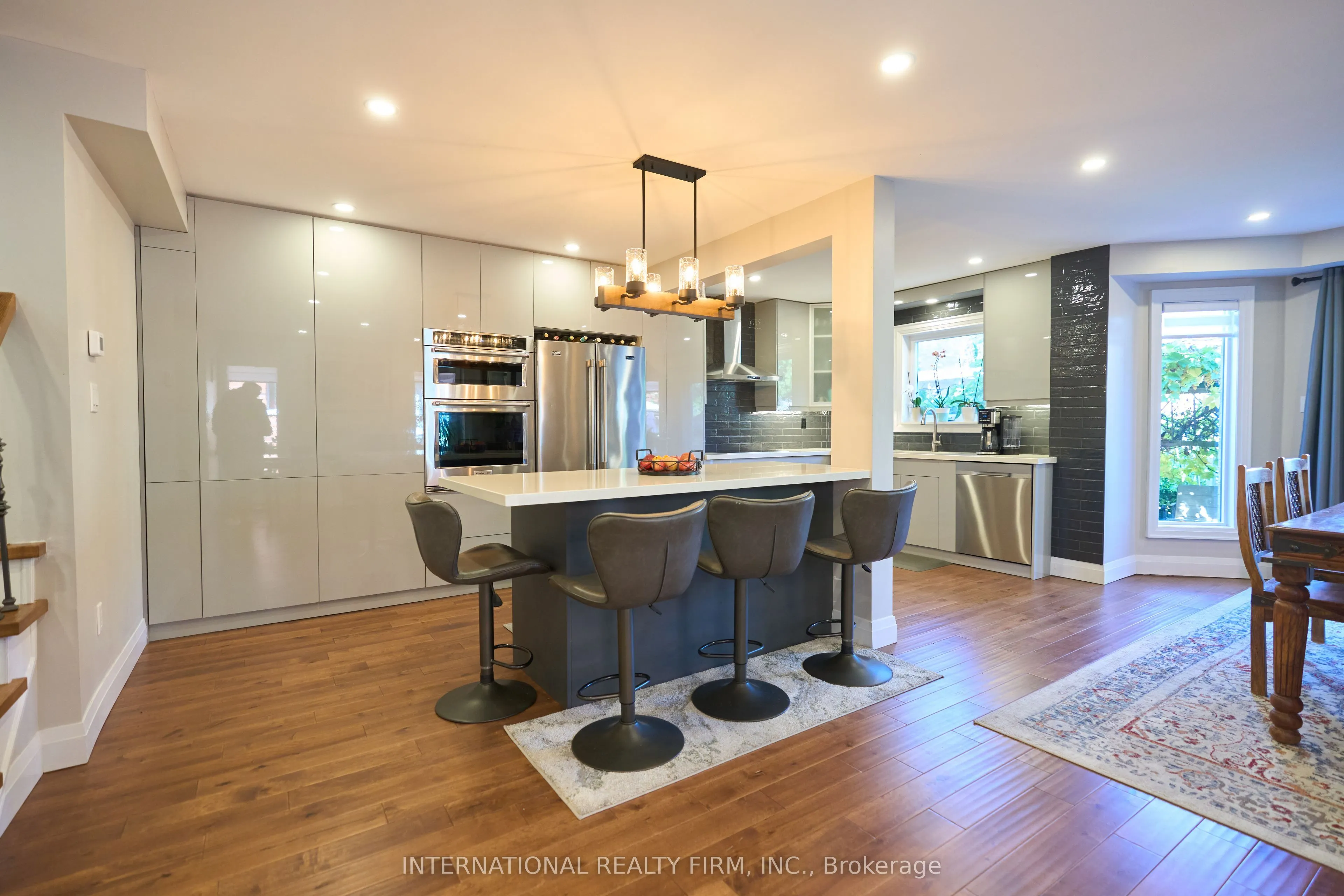1493 Warbler Road