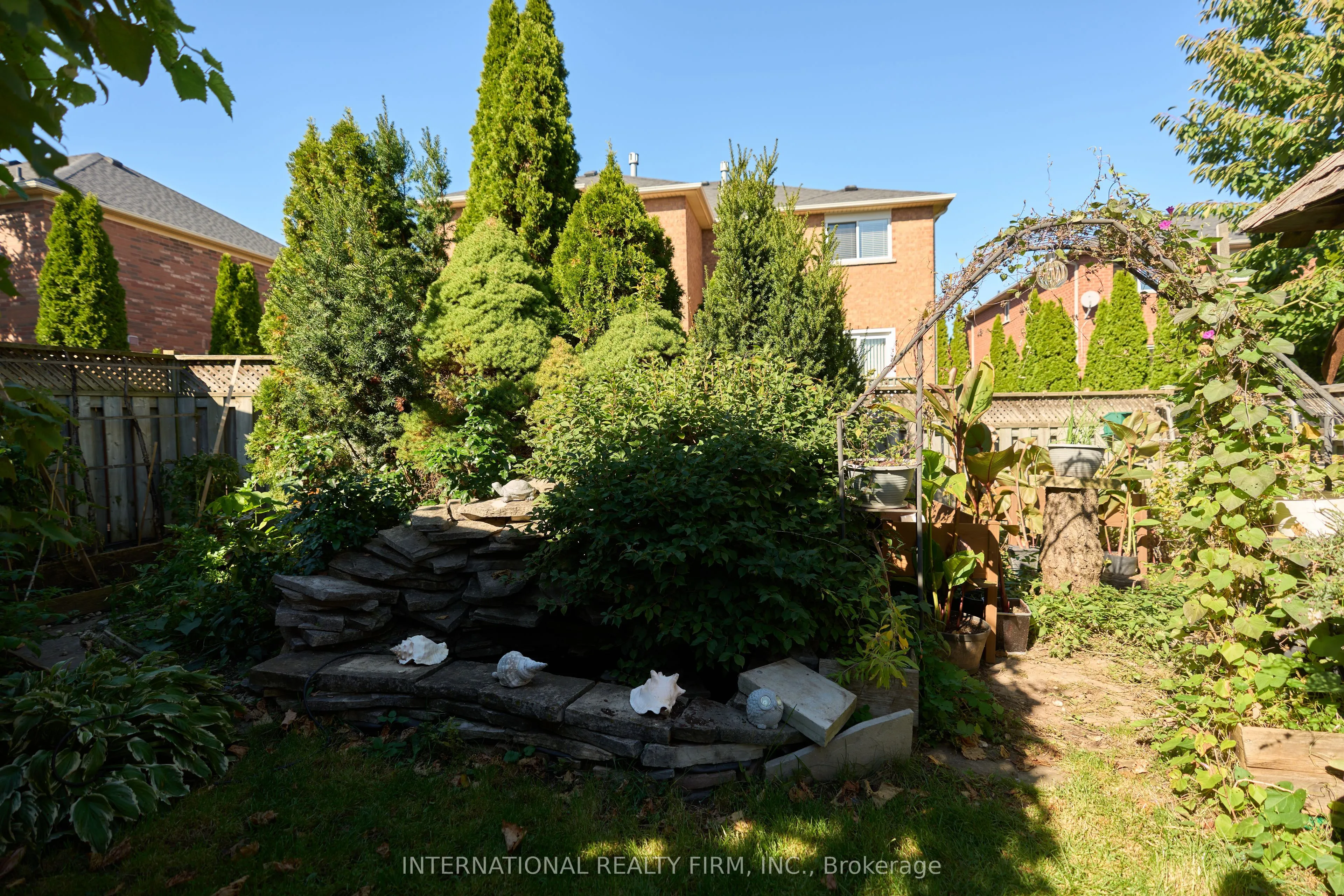 1493 Warbler Road