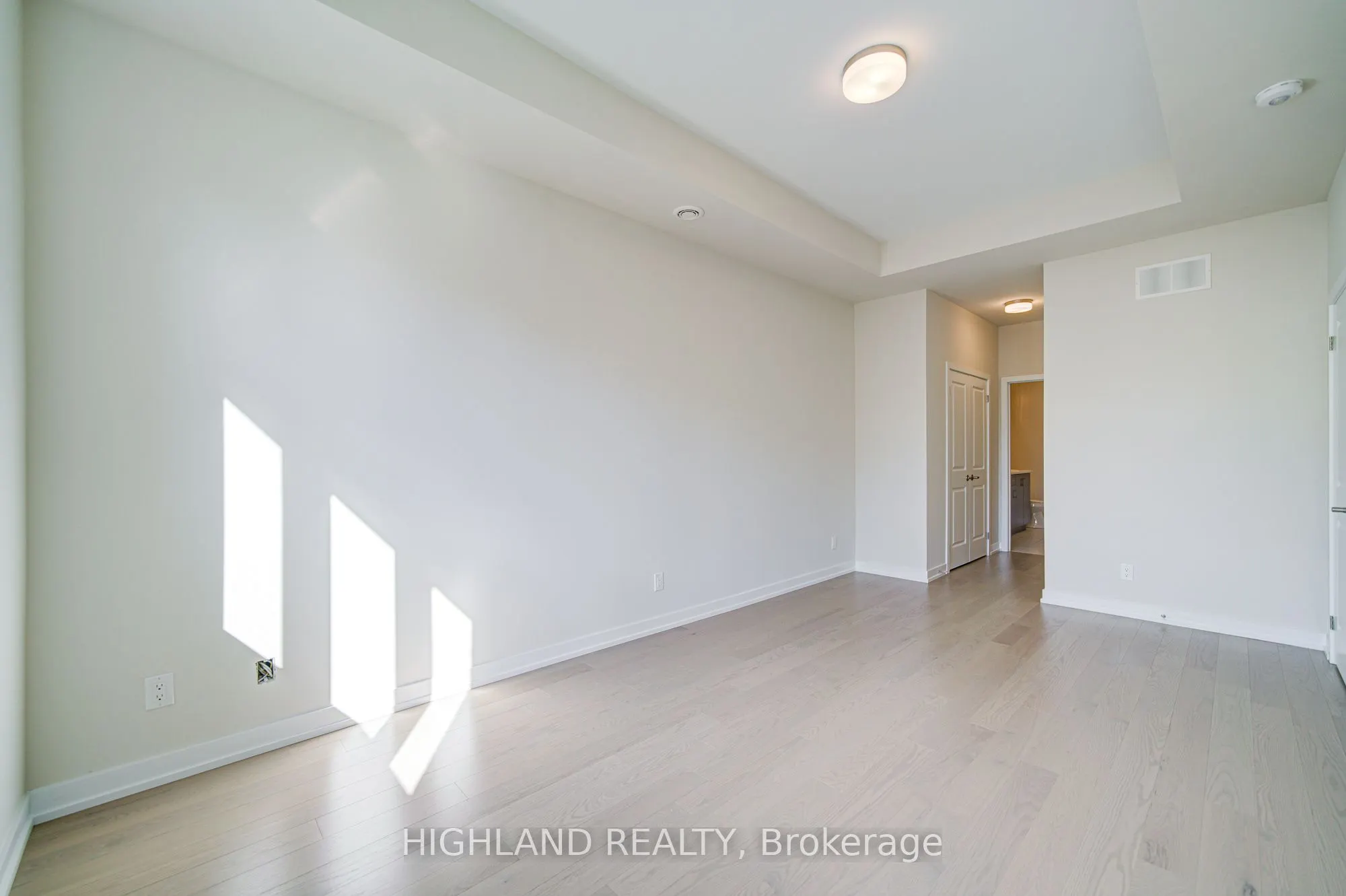 1179 Dartmouth Crescent