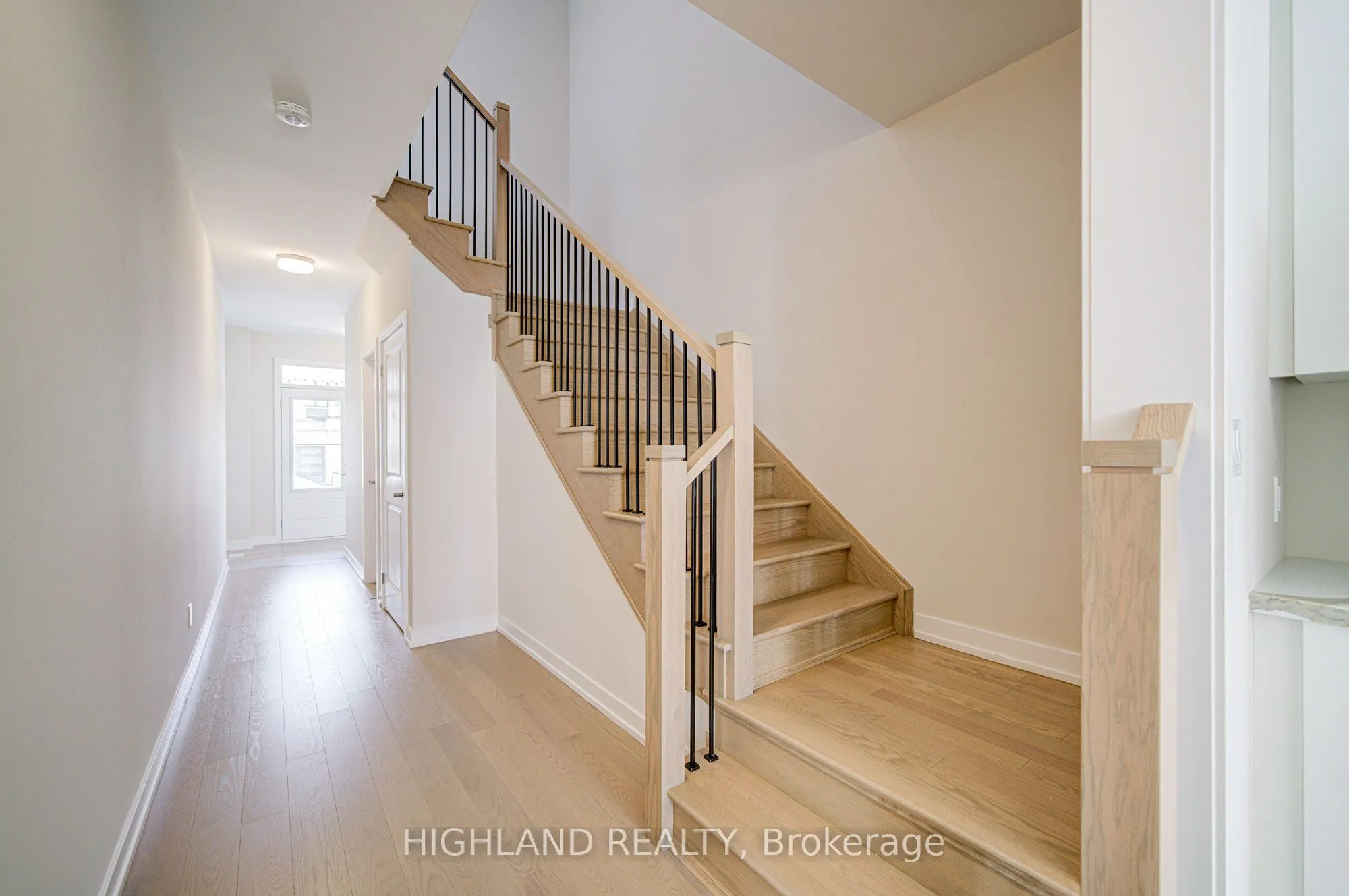 1179 Dartmouth Crescent