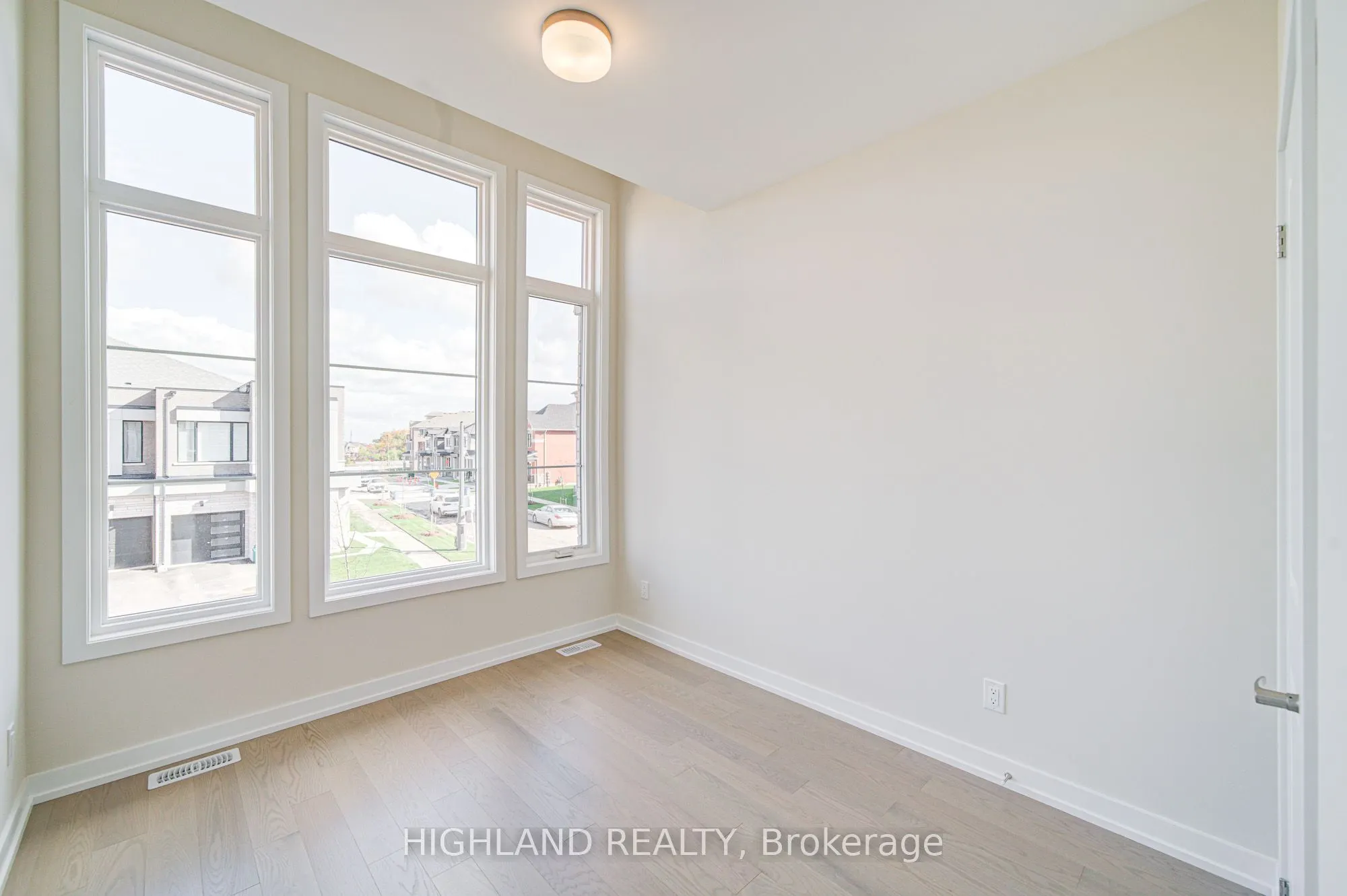 1179 Dartmouth Crescent