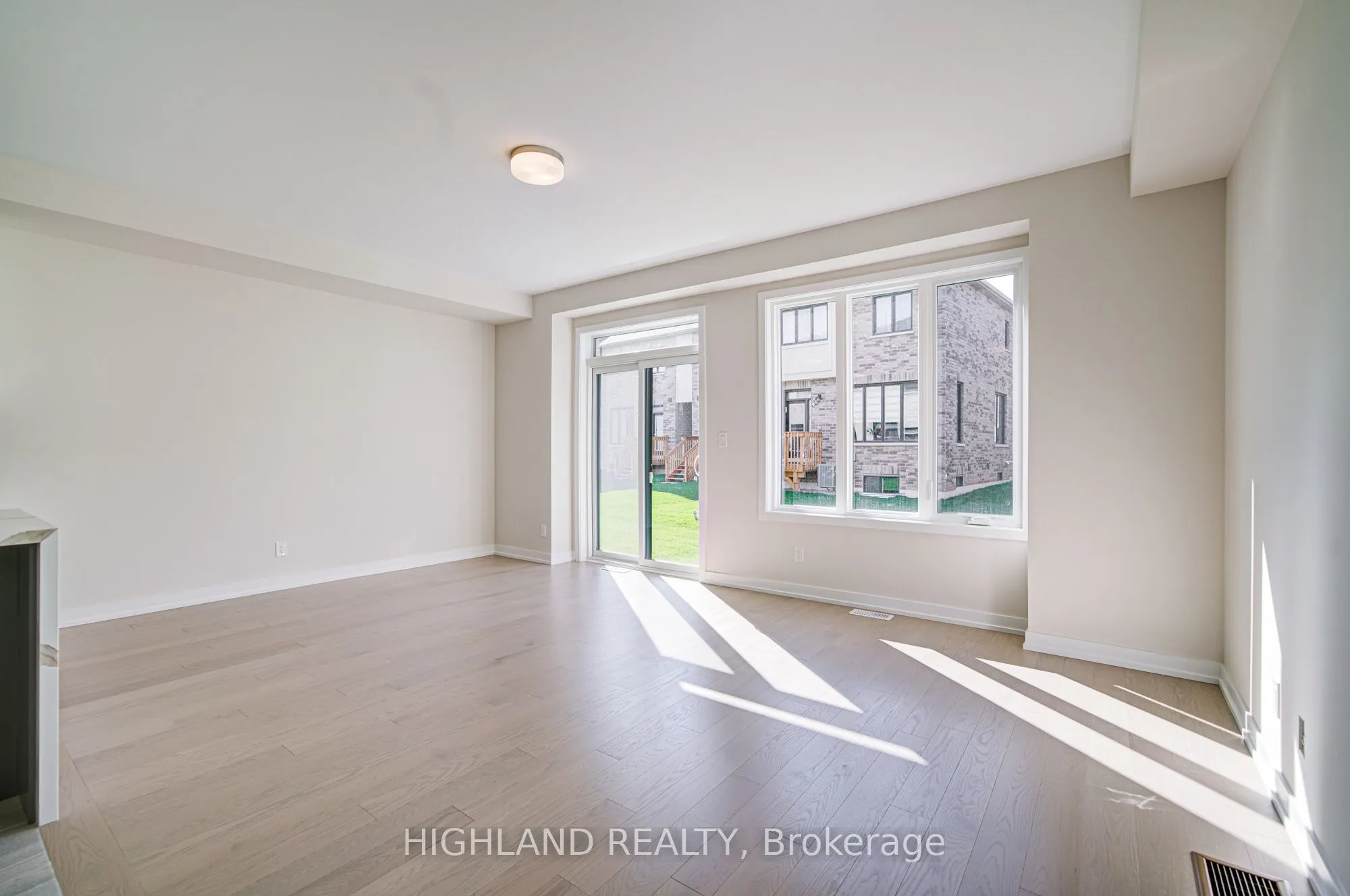 1179 Dartmouth Crescent
