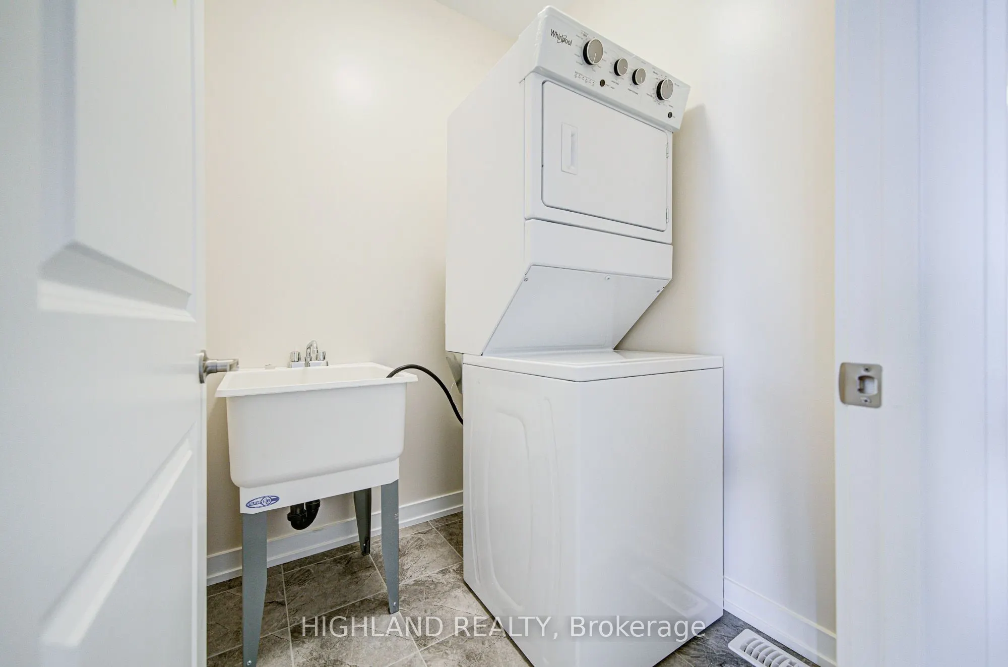 1179 Dartmouth Crescent