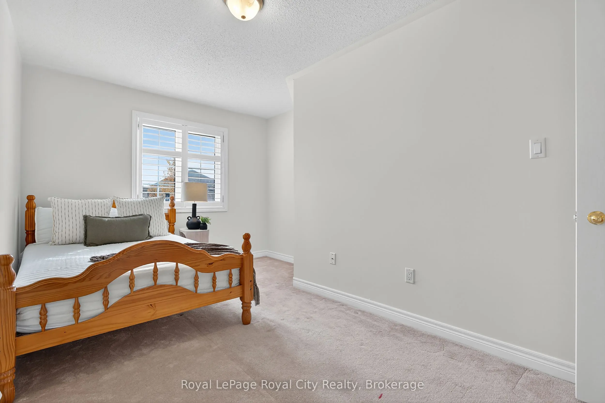 275 Comiskey Crescent