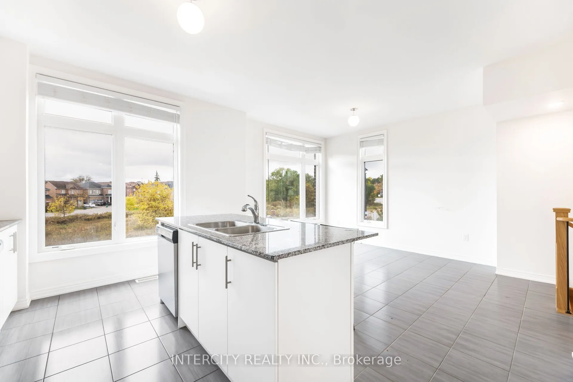 2 Queenpost Drive