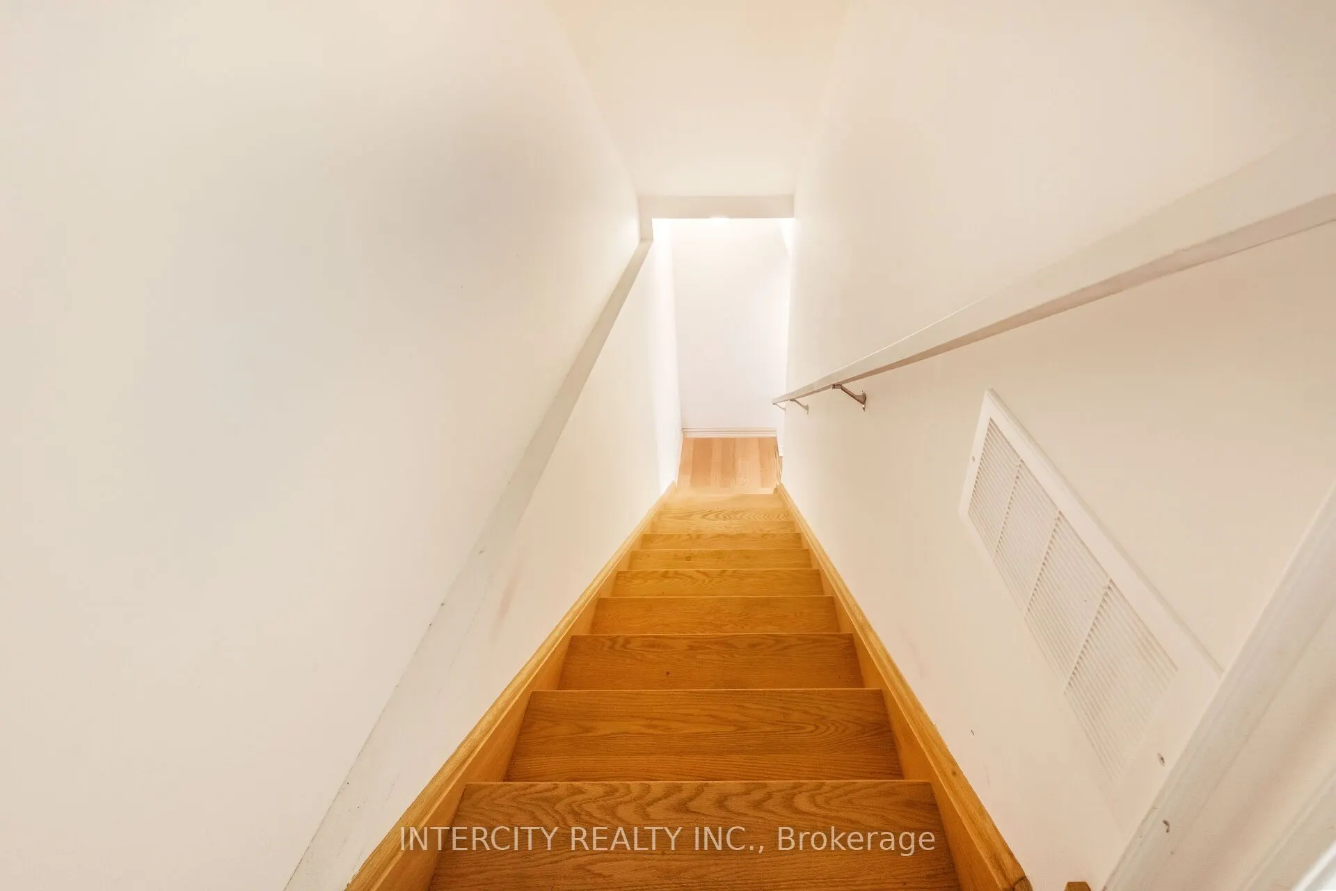 2 Queenpost Drive