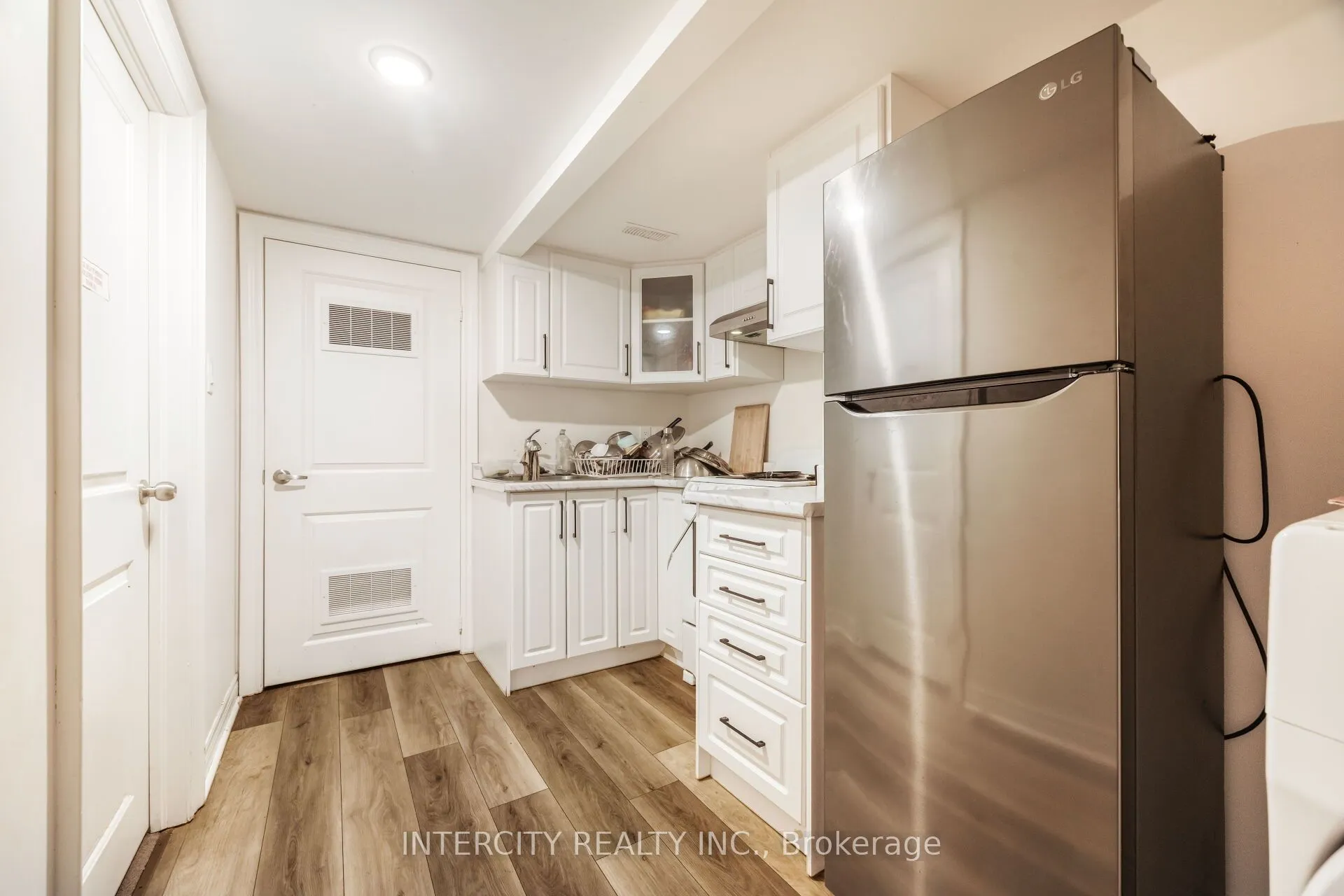 2 Queenpost Drive