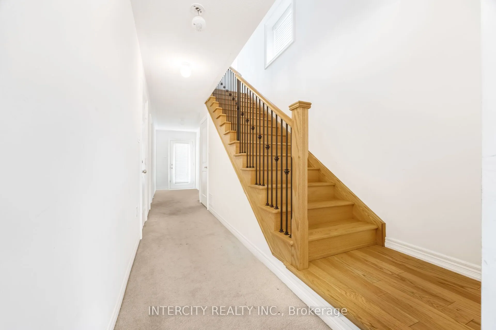 2 Queenpost Drive