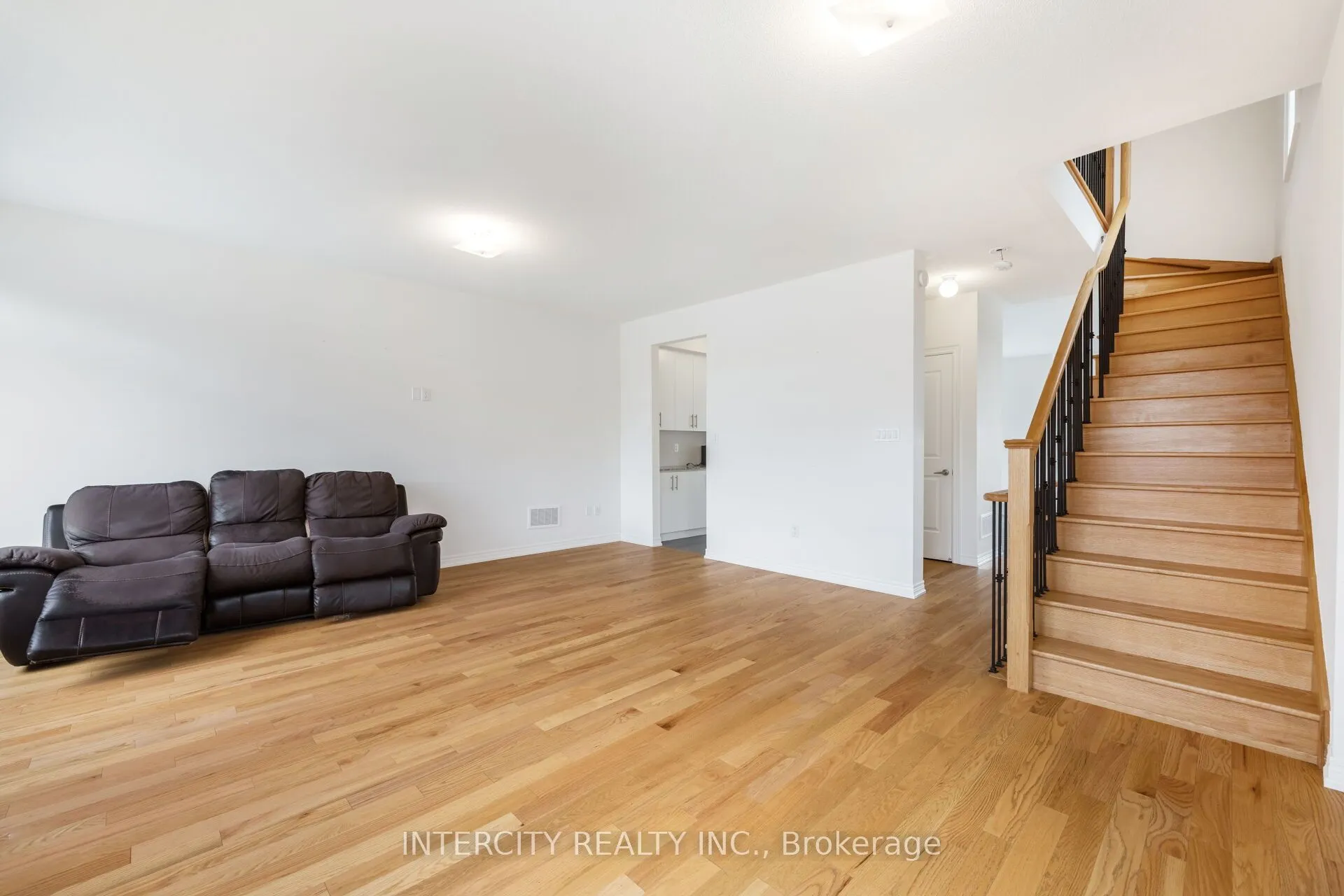 2 Queenpost Drive