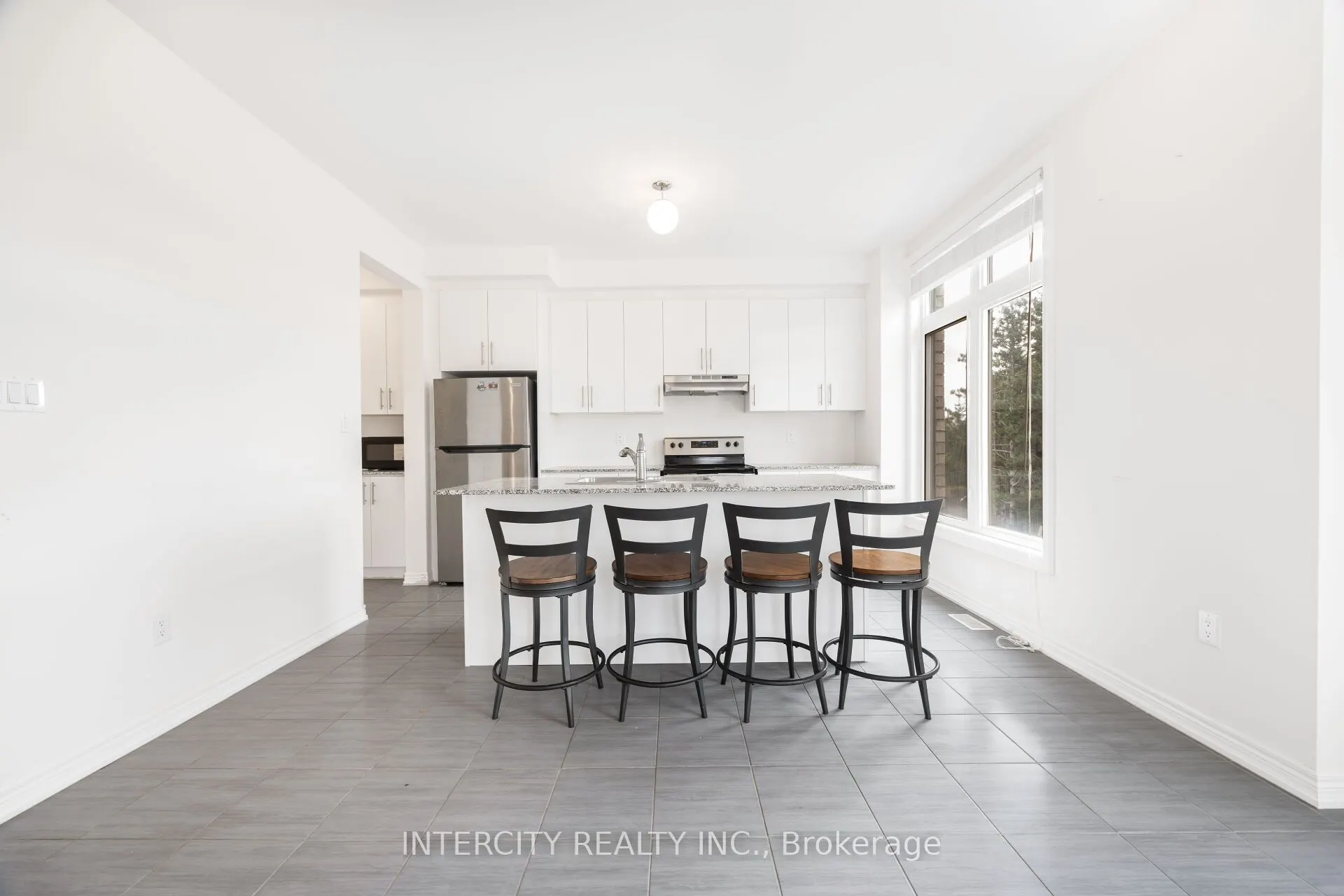 2 Queenpost Drive