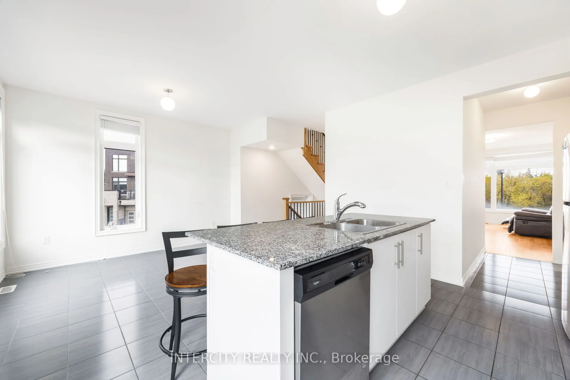 2 Queenpost Drive