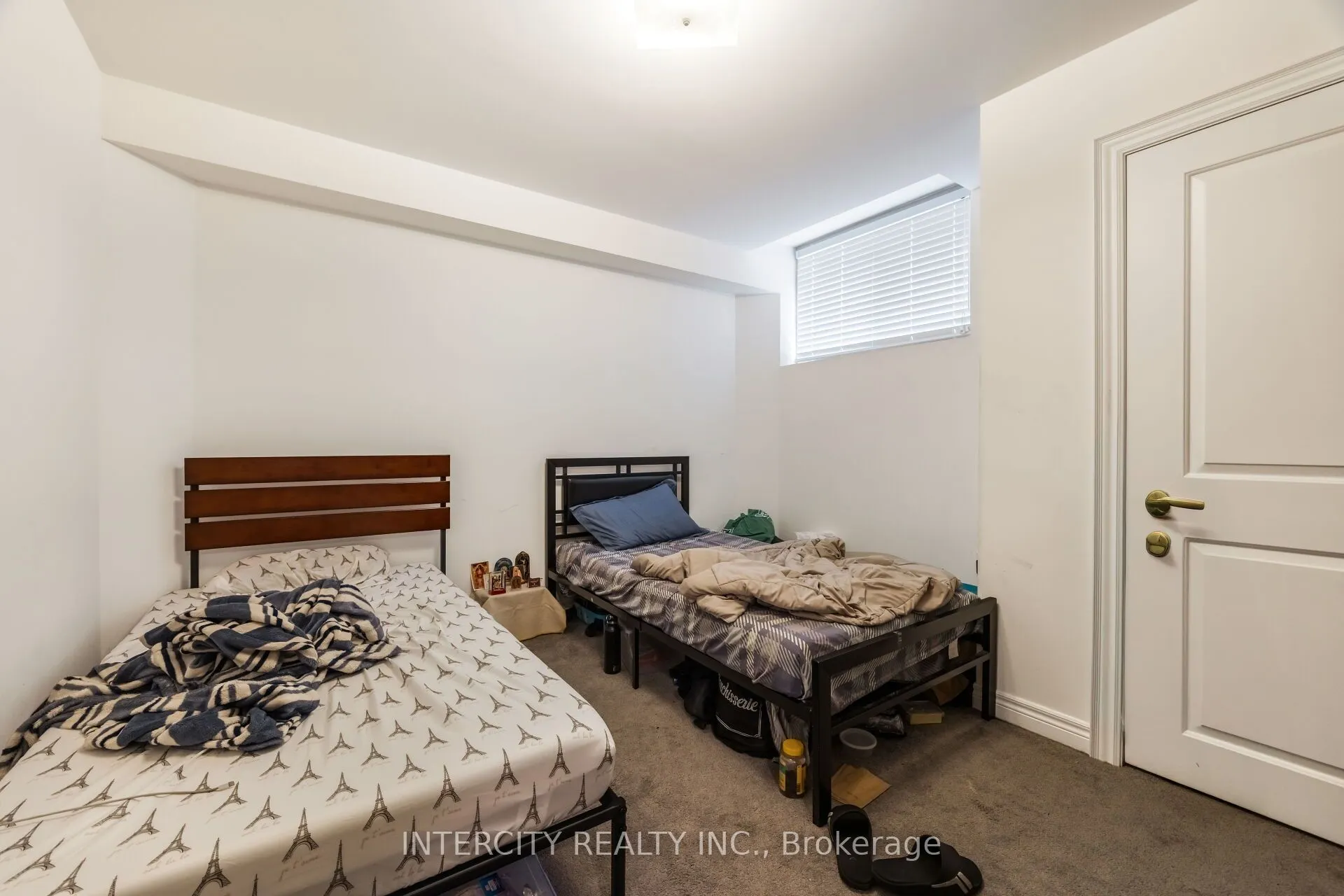 2 Queenpost Drive