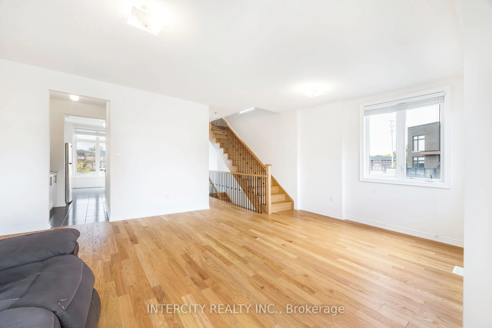 2 Queenpost Drive