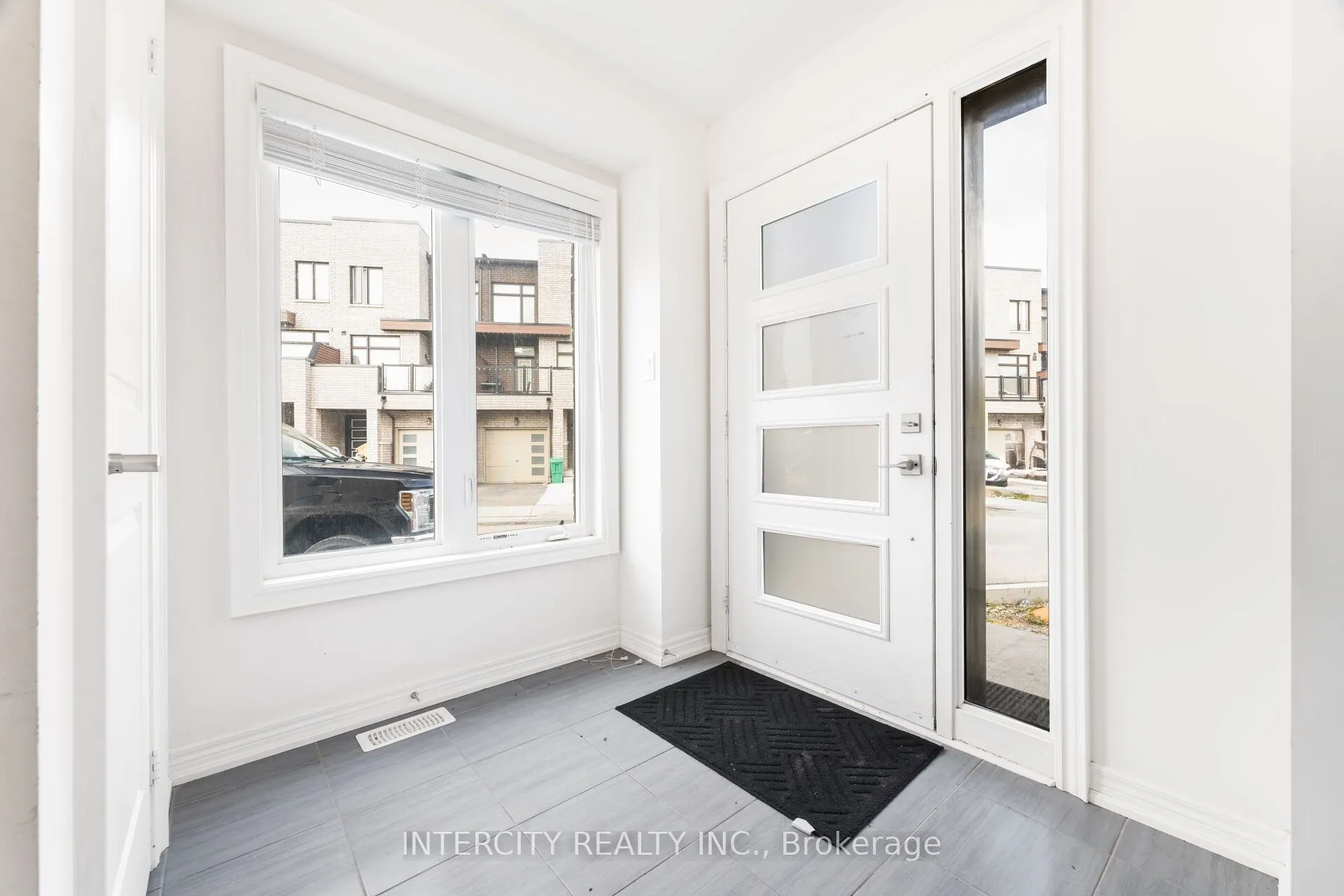 2 Queenpost Drive