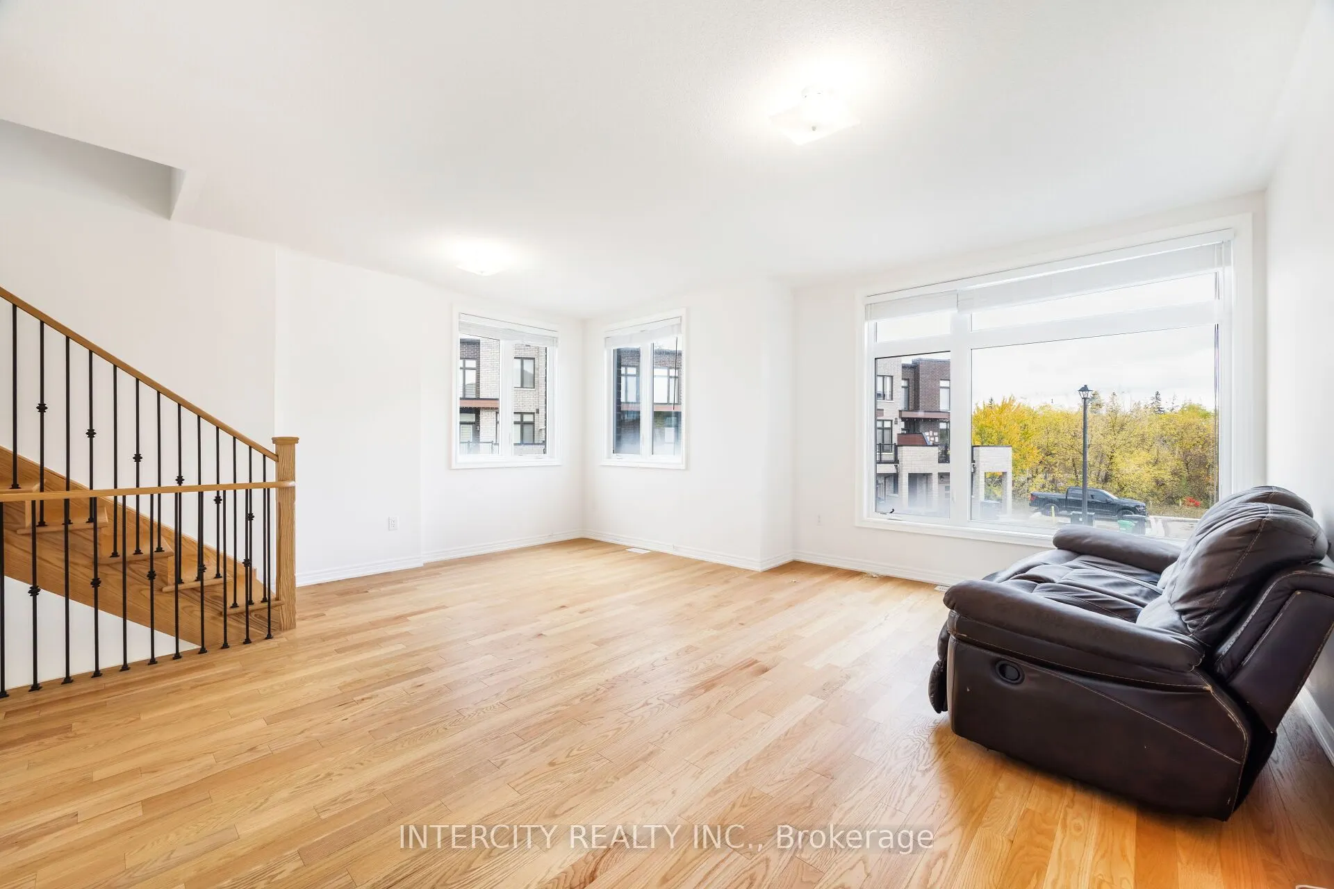 2 Queenpost Drive