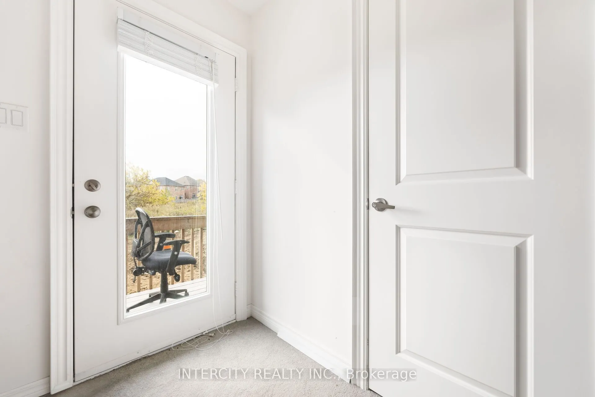 2 Queenpost Drive