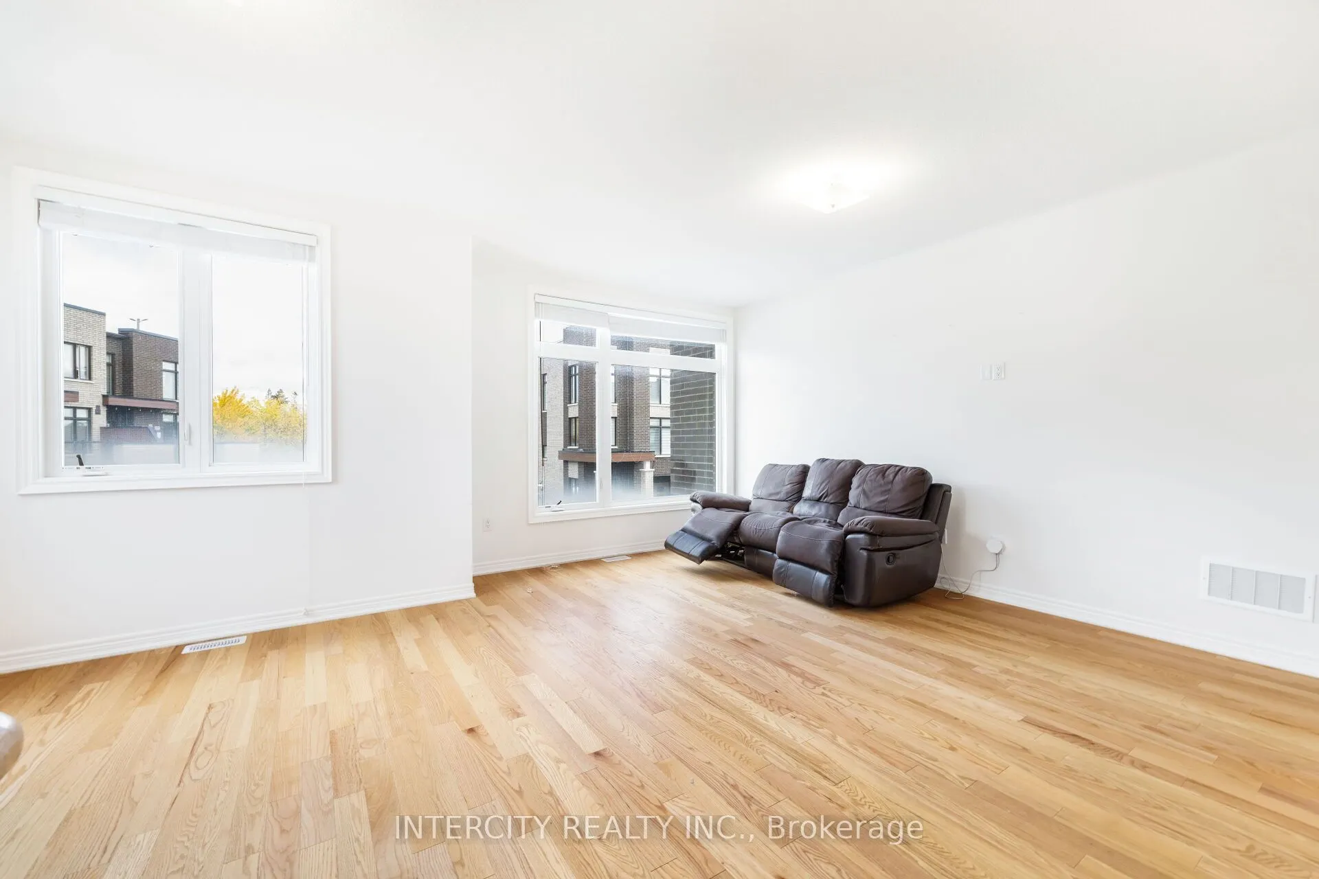 2 Queenpost Drive