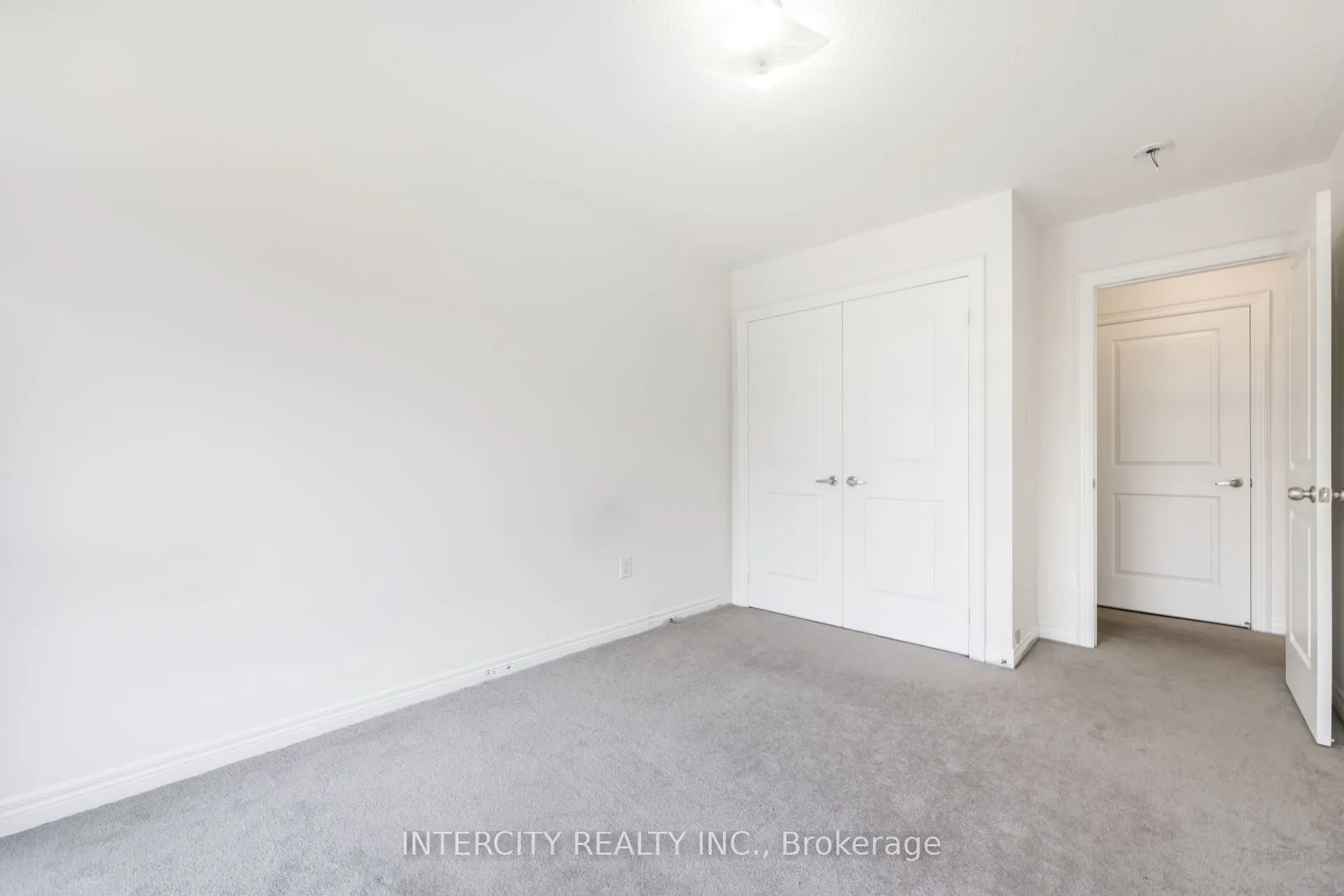 2 Queenpost Drive